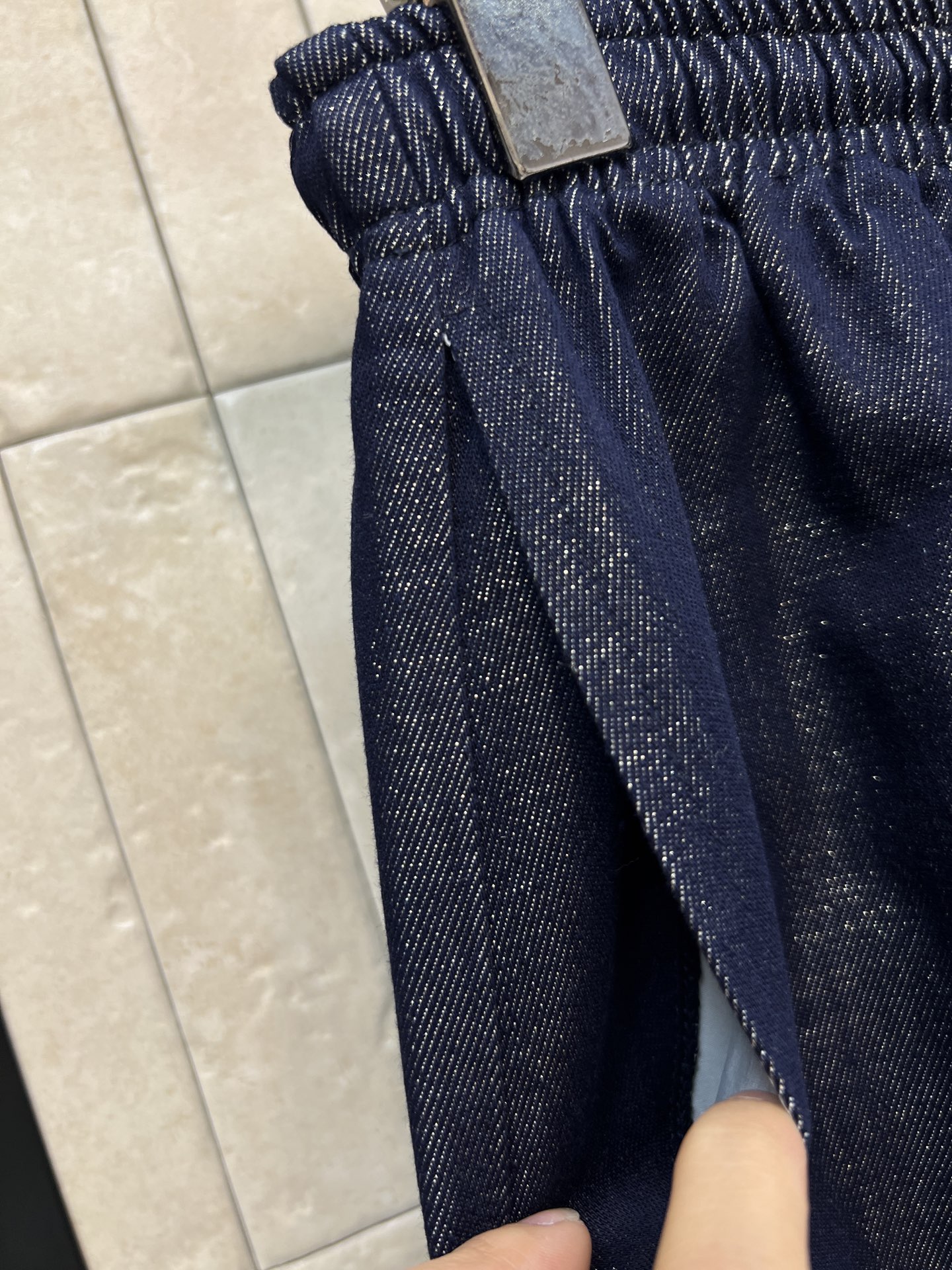 C家 26春夏新款 高腰直筒阔腿裤 松紧腰抽绳设计 宽松直筒版型 品牌刺绣标识点缀 利落裤脚处理 线条简