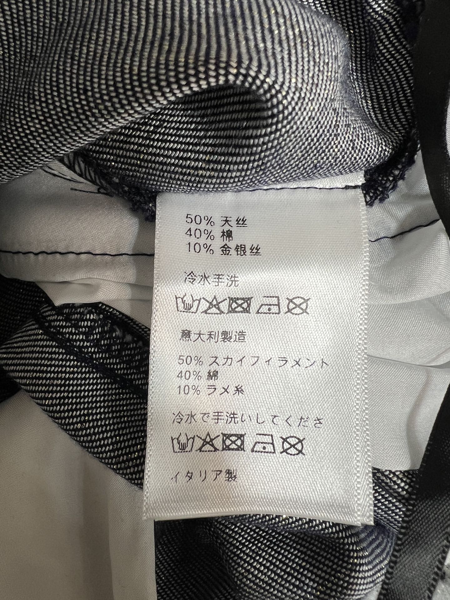 C家 26春夏新款 高腰直筒阔腿裤 松紧腰抽绳设计 宽松直筒版型 品牌刺绣标识点缀 利落裤脚处理 线条简