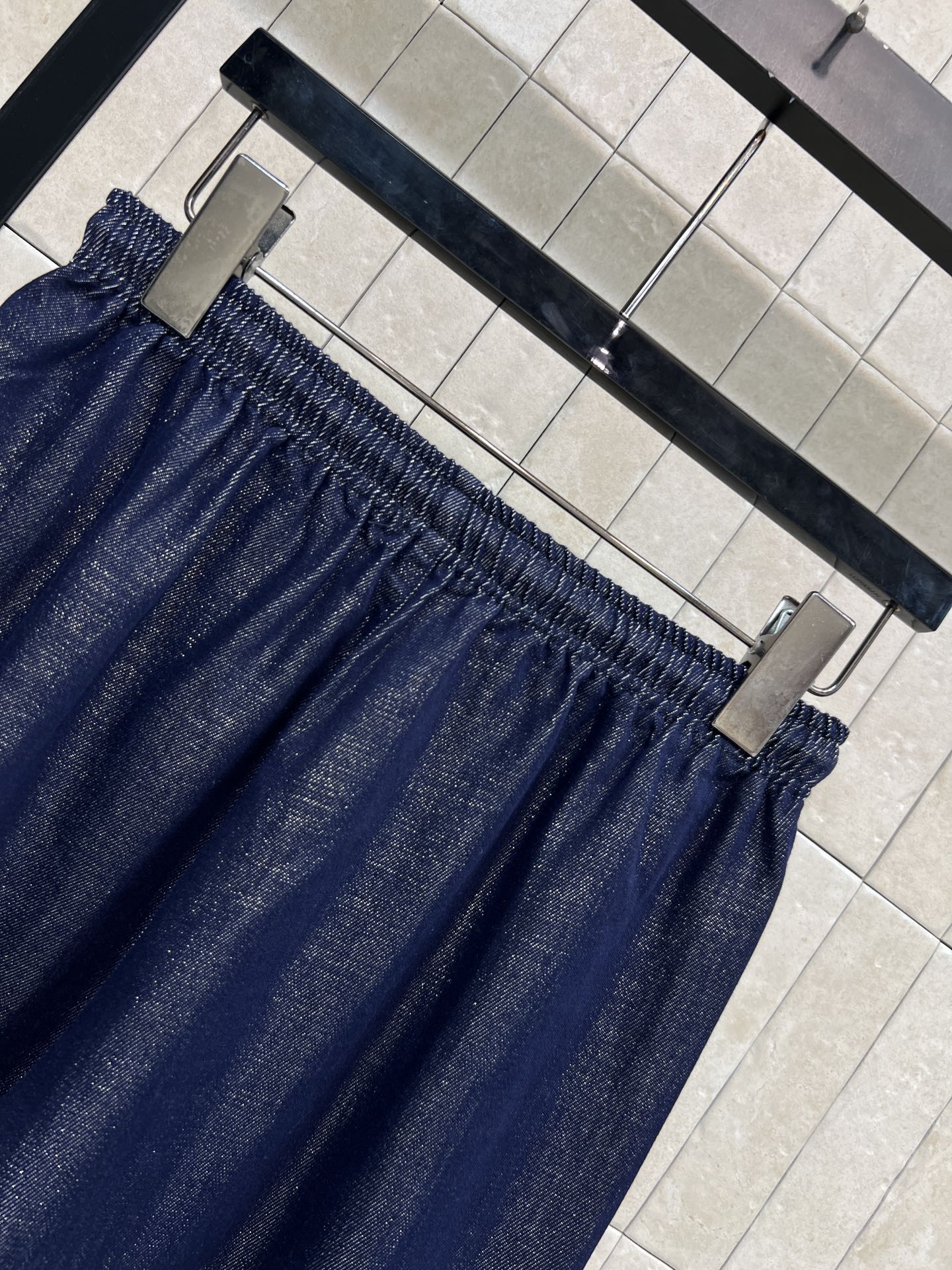 C家 26春夏新款 高腰直筒阔腿裤 松紧腰抽绳设计 宽松直筒版型 品牌刺绣标识点缀 利落裤脚处理 线条简