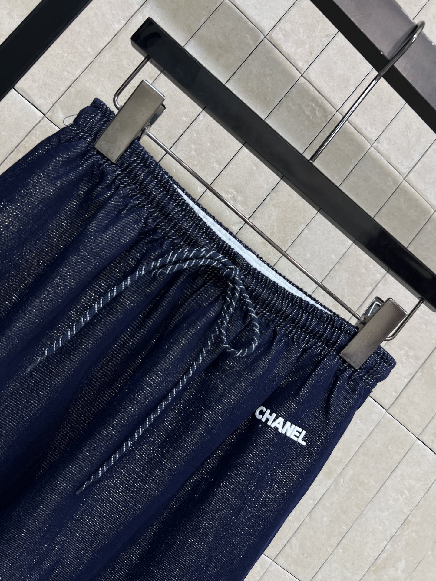 C家 26春夏新款 高腰直筒阔腿裤 松紧腰抽绳设计 宽松直筒版型 品牌刺绣标识点缀 利落裤脚处理 线条简