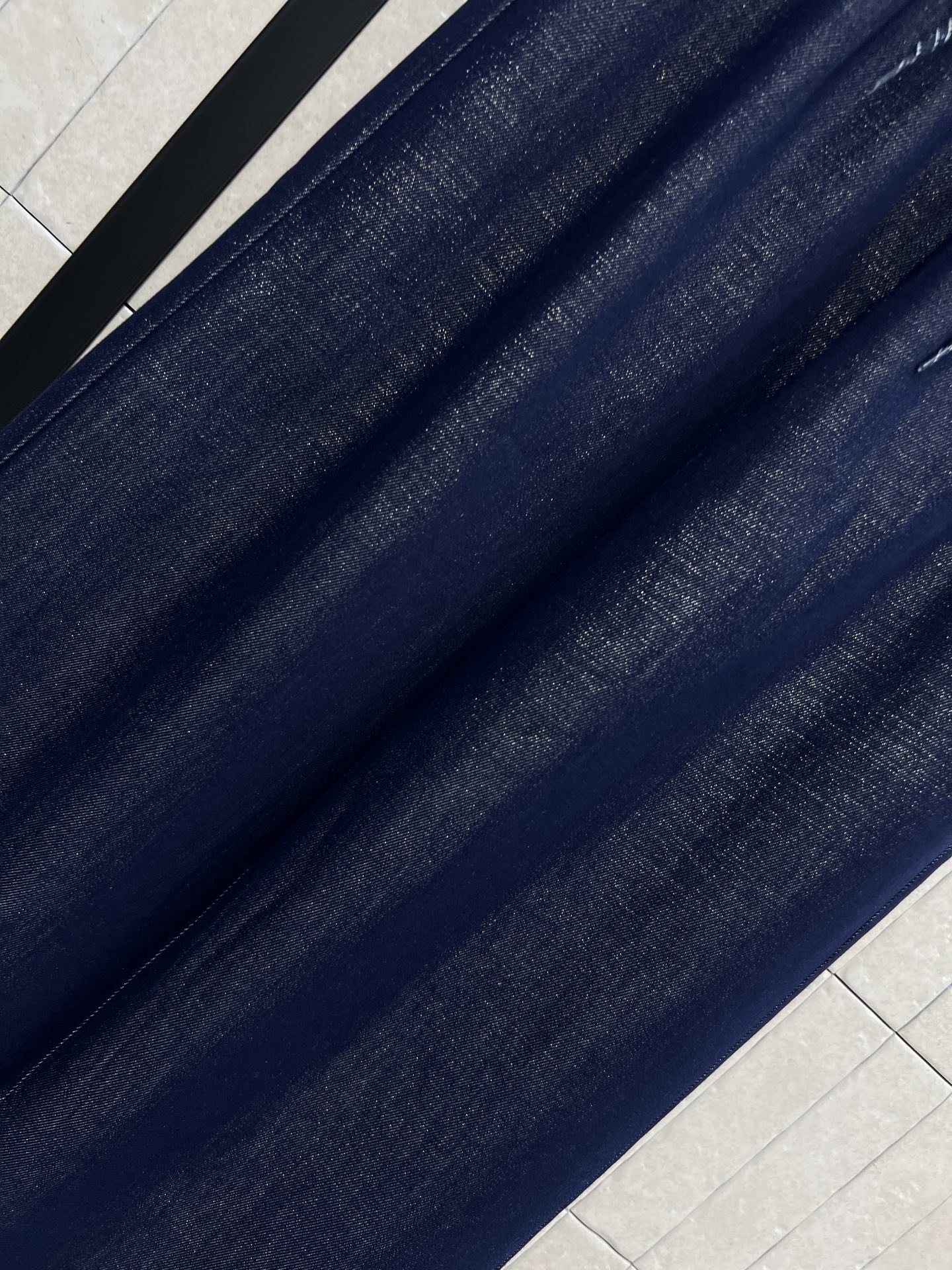 C家 26春夏新款 高腰直筒阔腿裤 松紧腰抽绳设计 宽松直筒版型 品牌刺绣标识点缀 利落裤脚处理 线条简