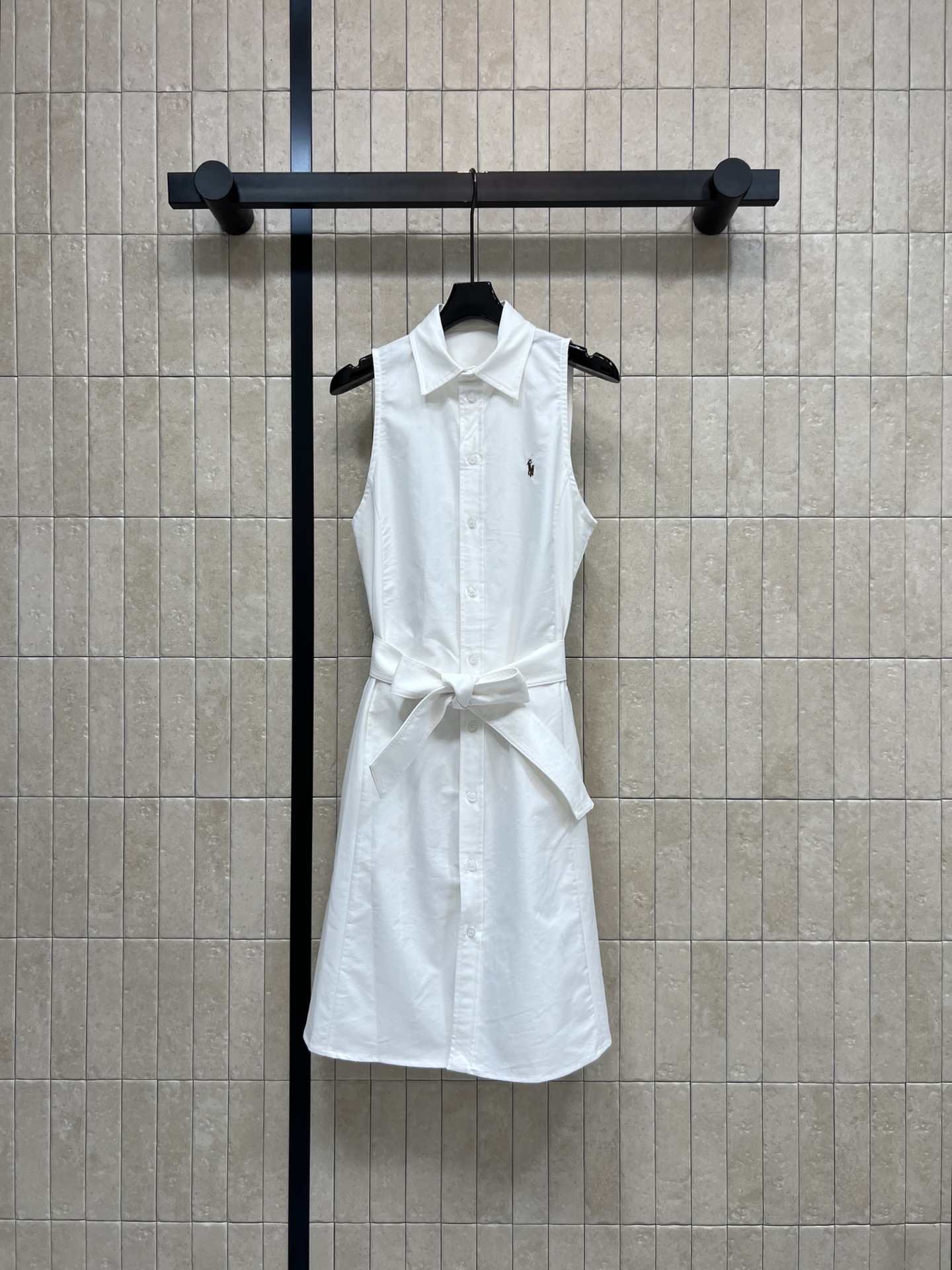 POL家 26春夏新款 无袖衬衫连衣裙 纯棉材质 透气又挺括 无袖翻领+Polo领设计 学院风满满 腰间