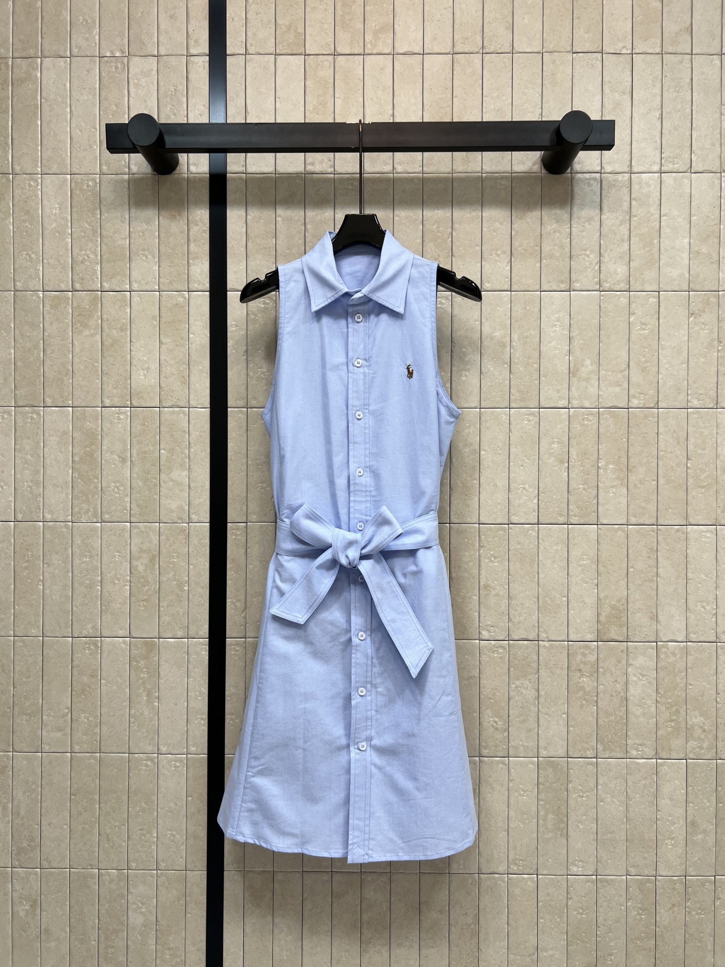 NO:806832,POL Home 26 Spring and Summer New Sleeveless Shirt Dress Made of pure cotton, breathable and crisp, sleeveless lapel + Polo collar design, full of college style, waist tie to make the waist slimmer, A-line skirt to modify the body proportions, embroidery on the chest is very recognizable, easy to manage for daily commuting, dating and vacation. Pair with sandals or white shoes to directly enhance the atmosphere. Two colors and three sizes, Size/S-M-L,, louis  vuitton,sandals,skirts,shirts,19860909POL家 26春夏新款 无袖衬衫连衣裙 纯棉材质 透气又挺括 无袖翻领+Polo领设计 学院风满满 腰间系带收腰显瘦 A字裙摆修饰身材比例 胸前刺绣超有辨识度 日常通勤 约会 度假都能轻松驾驭 搭配凉鞋或小白鞋 氛围感直接拉满 两色三码Size/S-M-L,,louis vuitton,sandals,skirts,shirts,,Women's clothing