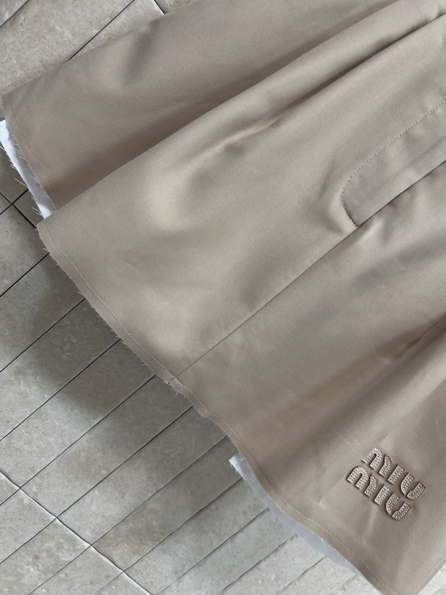 MIU家 26春夏新款 刺绣马甲套装 无袖V领马甲+高腰短裙 轻薄面料超适合春夏穿 简约设计+品牌刺绣 