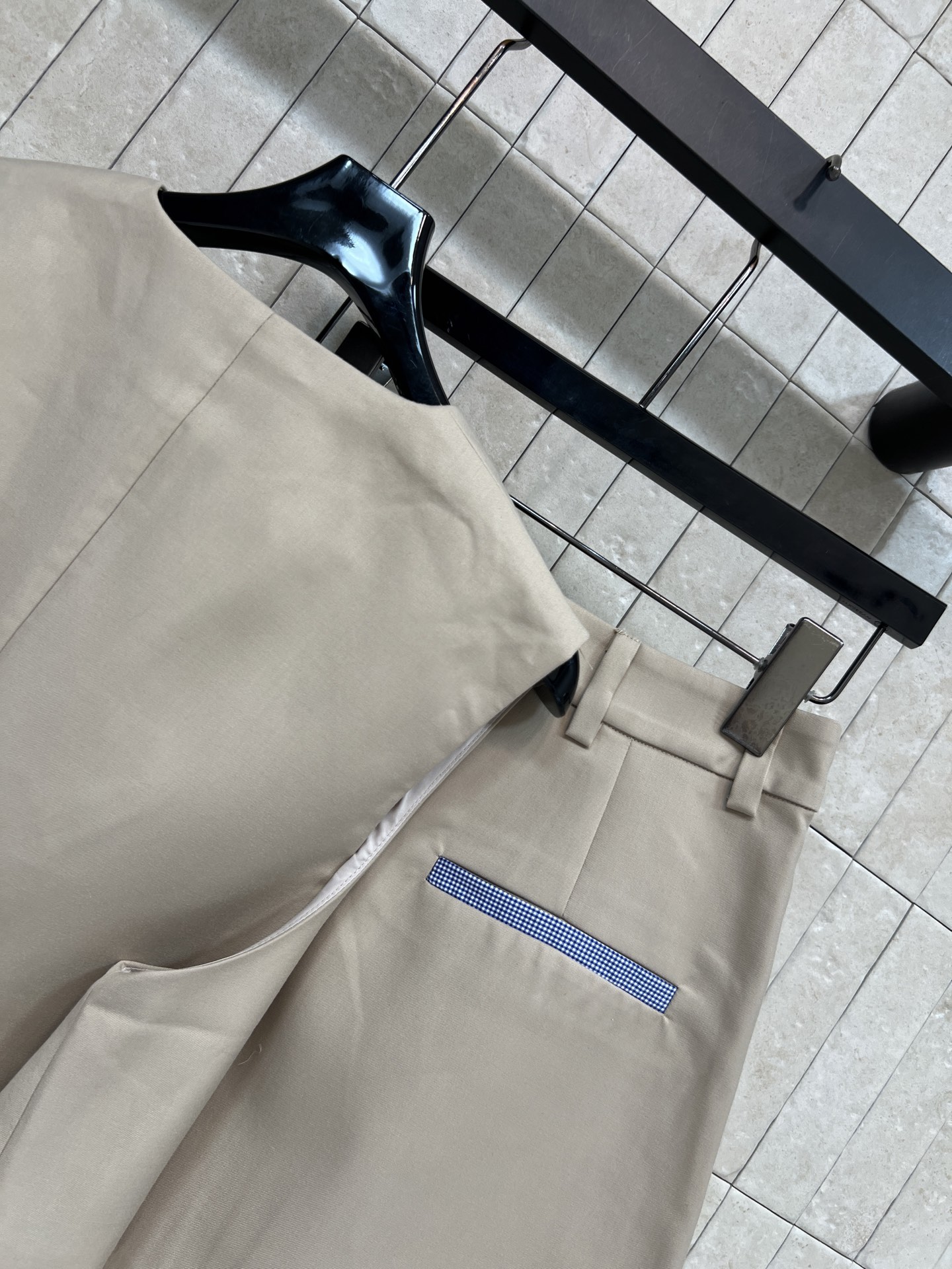 MIU家 26春夏新款 刺绣马甲套装 无袖V领马甲+高腰短裙 轻薄面料超适合春夏穿 简约设计+品牌刺绣 