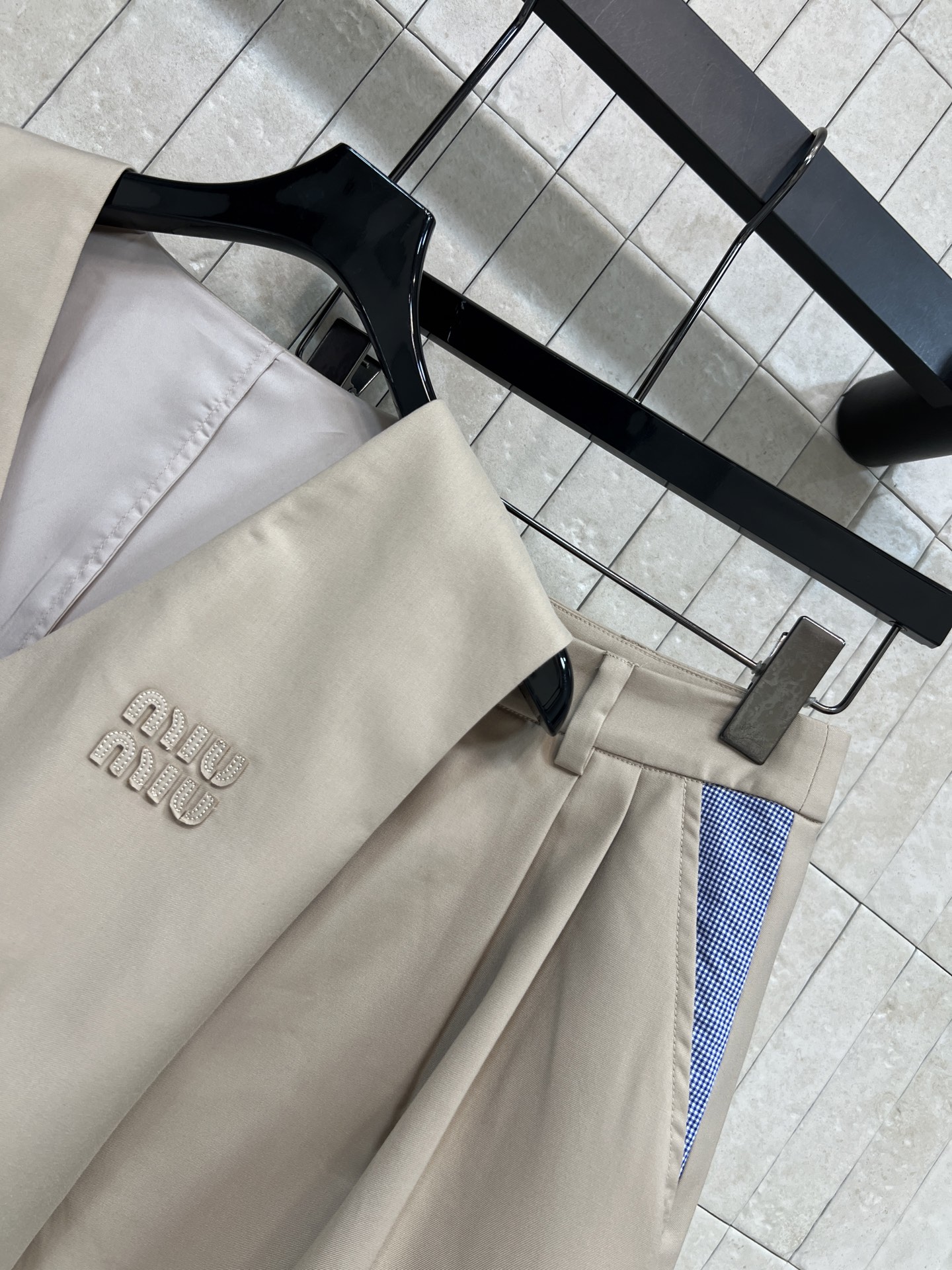 MIU家 26春夏新款 刺绣马甲套装 无袖V领马甲+高腰短裙 轻薄面料超适合春夏穿 简约设计+品牌刺绣 