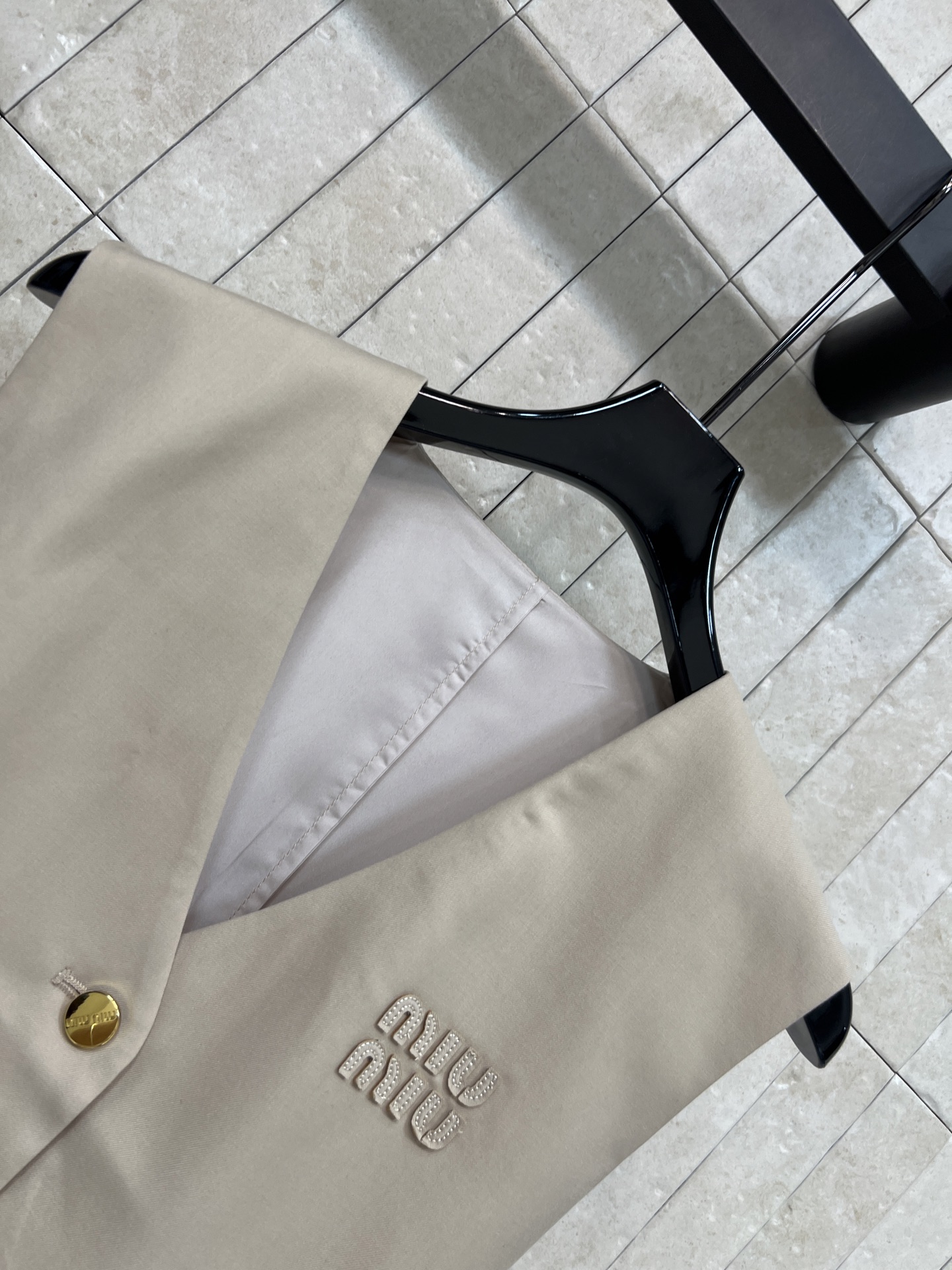 MIU家 26春夏新款 刺绣马甲套装 无袖V领马甲+高腰短裙 轻薄面料超适合春夏穿 简约设计+品牌刺绣 