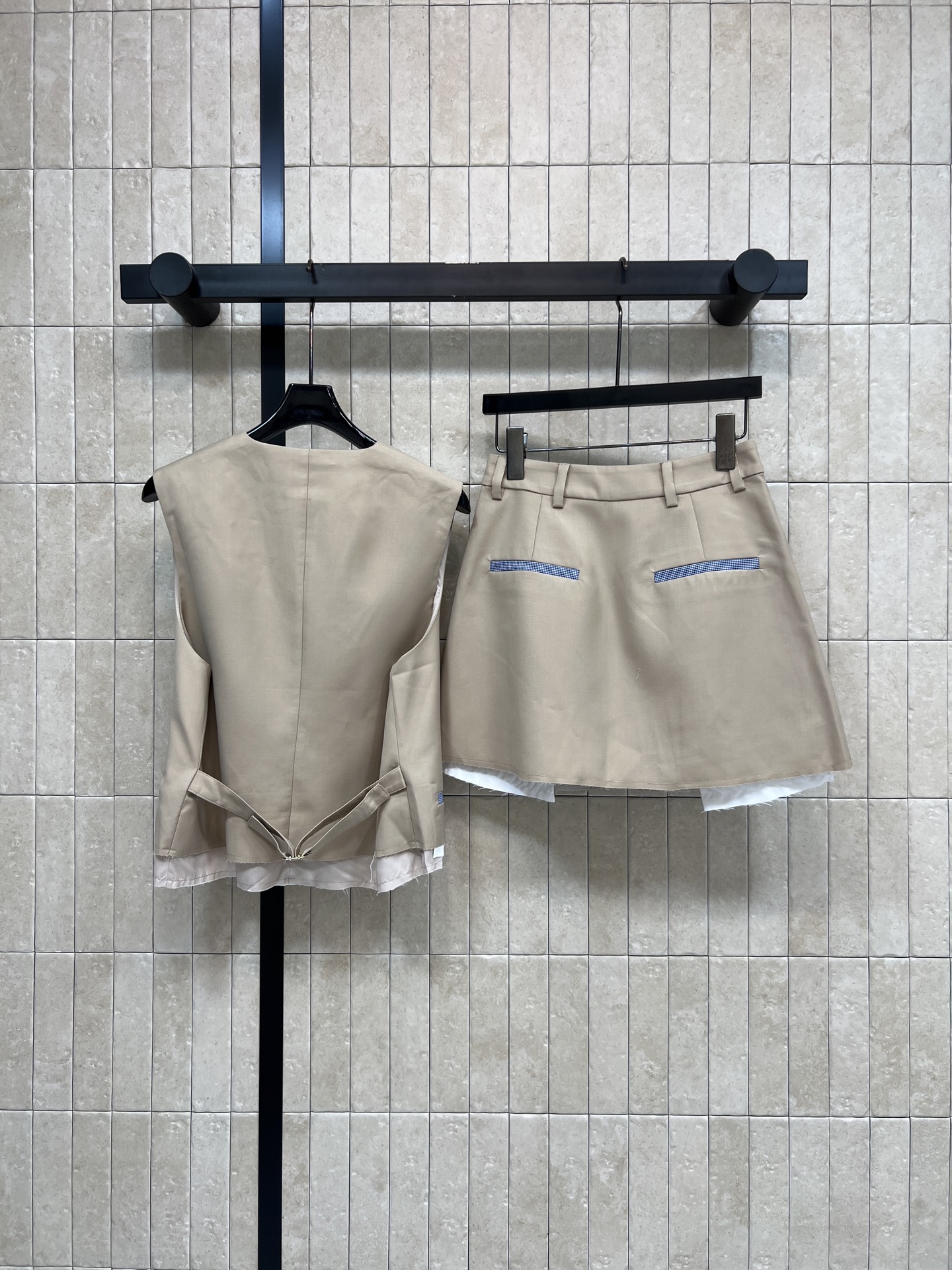 MIU家 26春夏新款 刺绣马甲套装 无袖V领马甲+高腰短裙 轻薄面料超适合春夏穿 简约设计+品牌刺绣 