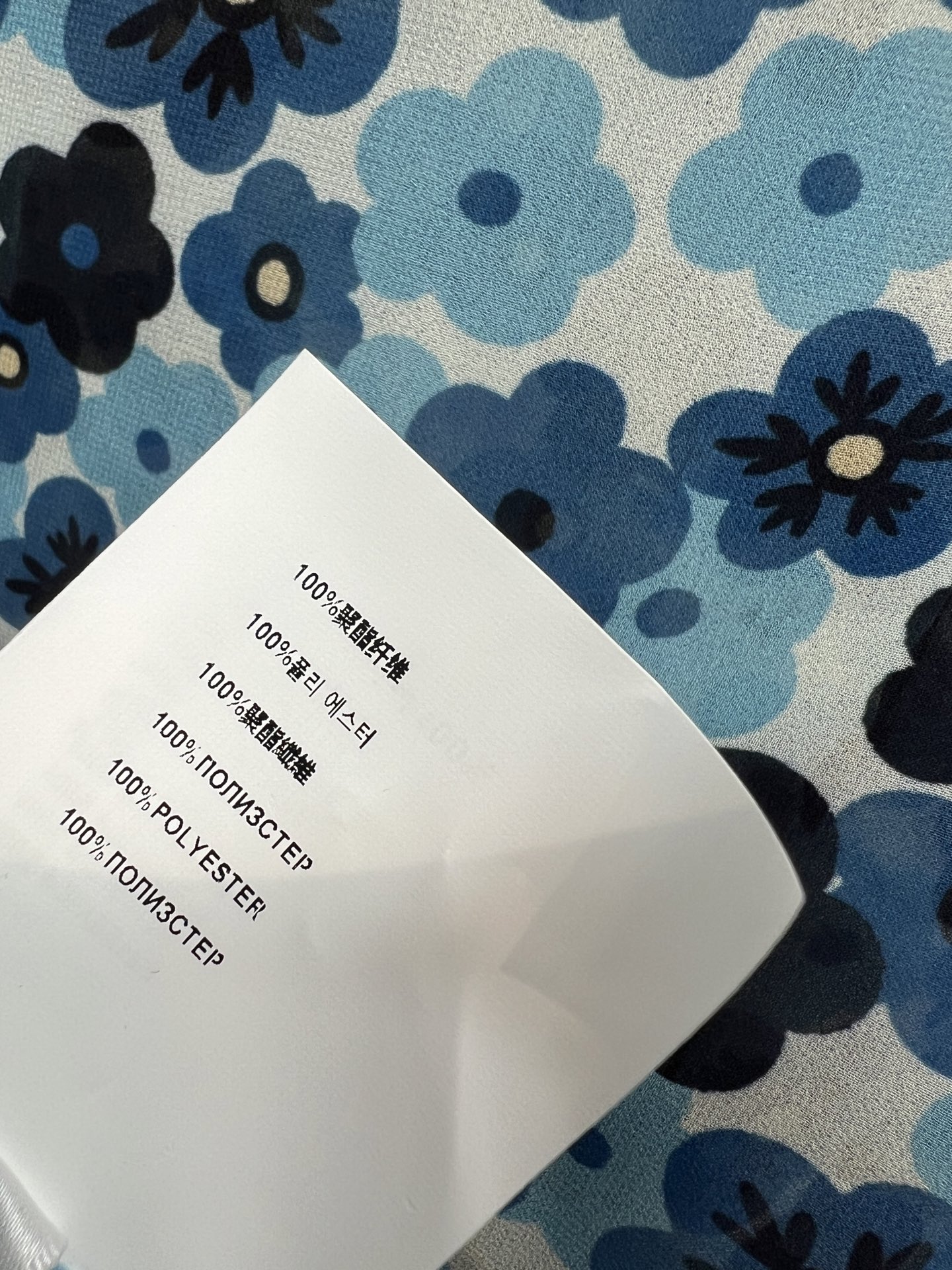 MIU家 26春夏新款 碎花衬衫套装 翻领长袖衬衫+高腰半身裙 上衣单排扣设计 胸前品牌标识刺绣 宽松版