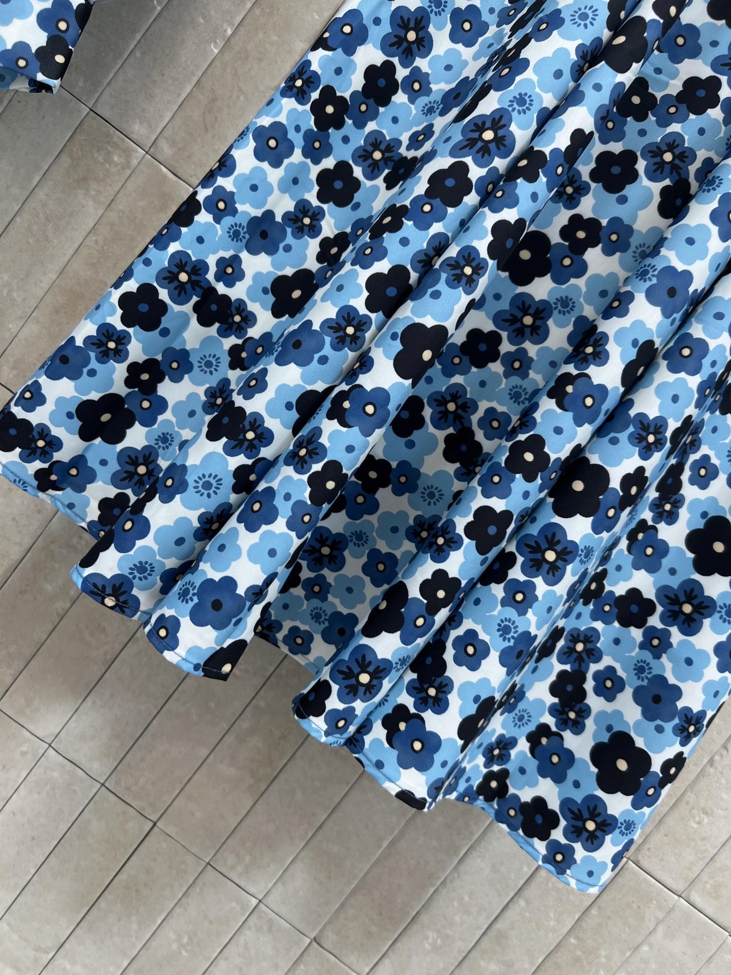 MIU家 26春夏新款 碎花衬衫套装 翻领长袖衬衫+高腰半身裙 上衣单排扣设计 胸前品牌标识刺绣 宽松版