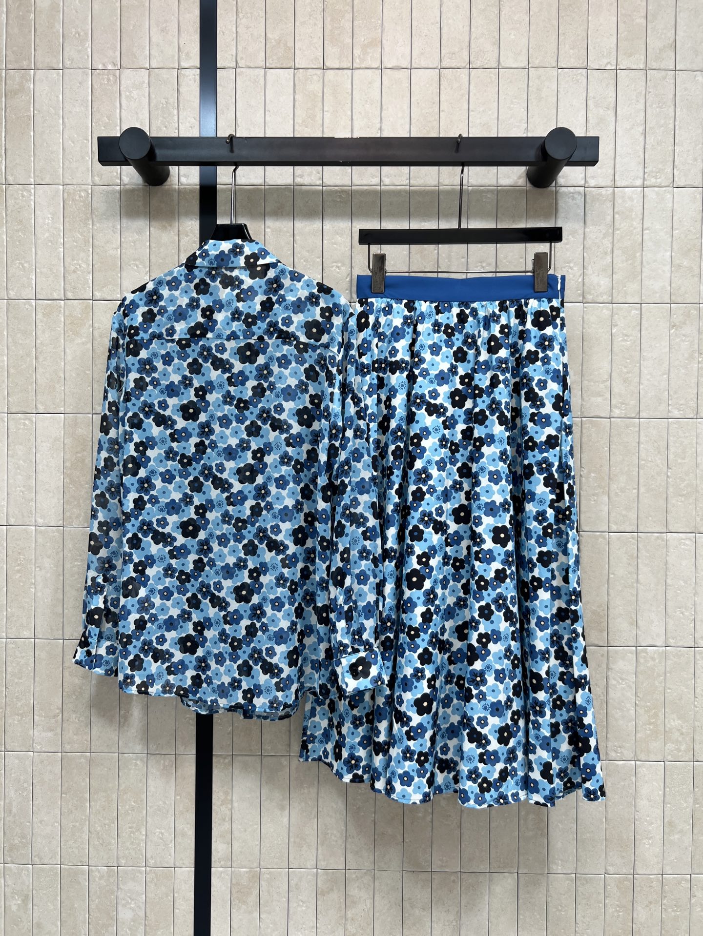 MIU家 26春夏新款 碎花衬衫套装 翻领长袖衬衫+高腰半身裙 上衣单排扣设计 胸前品牌标识刺绣 宽松版