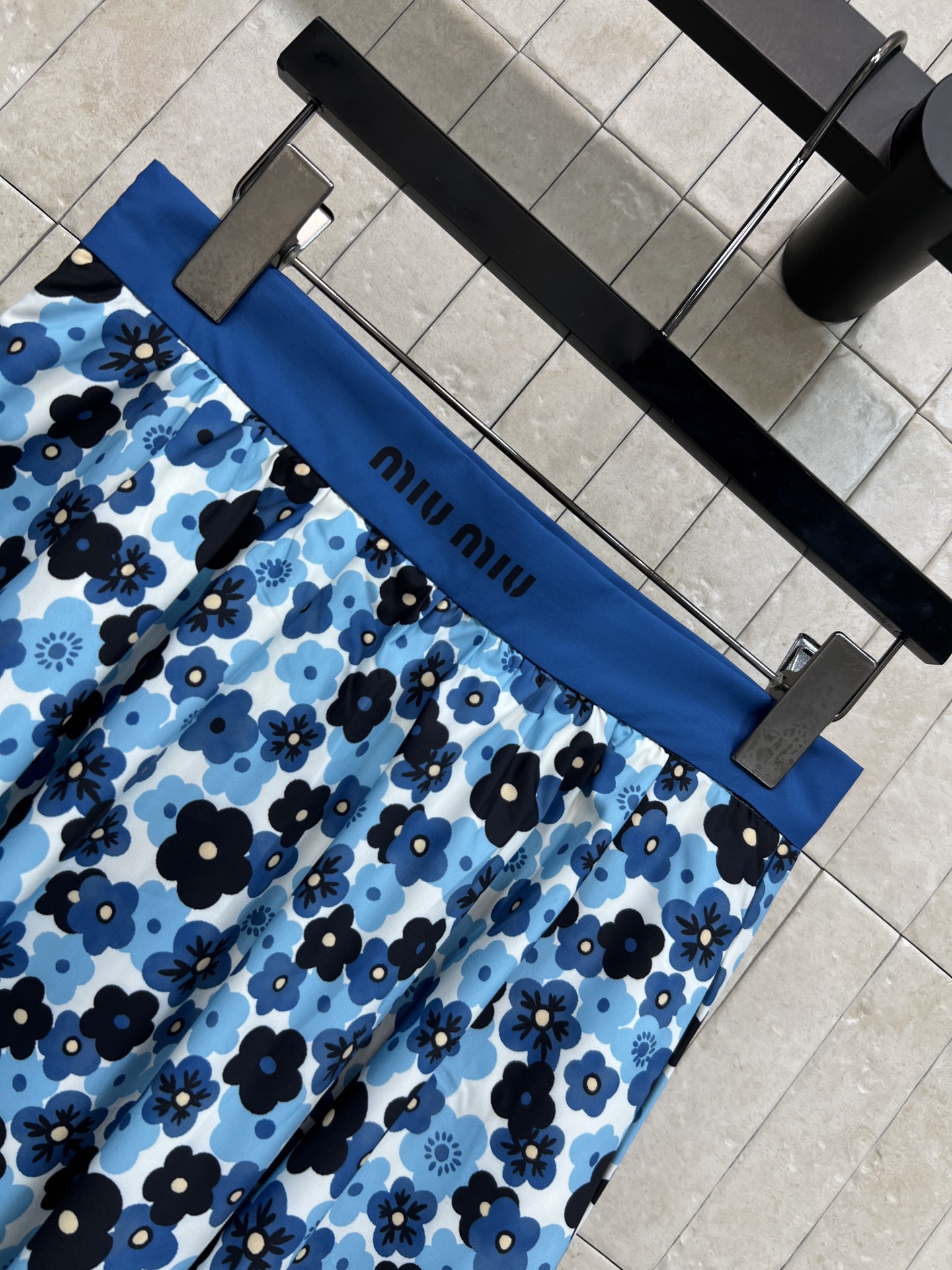 MIU家 26春夏新款 碎花衬衫套装 翻领长袖衬衫+高腰半身裙 上衣单排扣设计 胸前品牌标识刺绣 宽松版