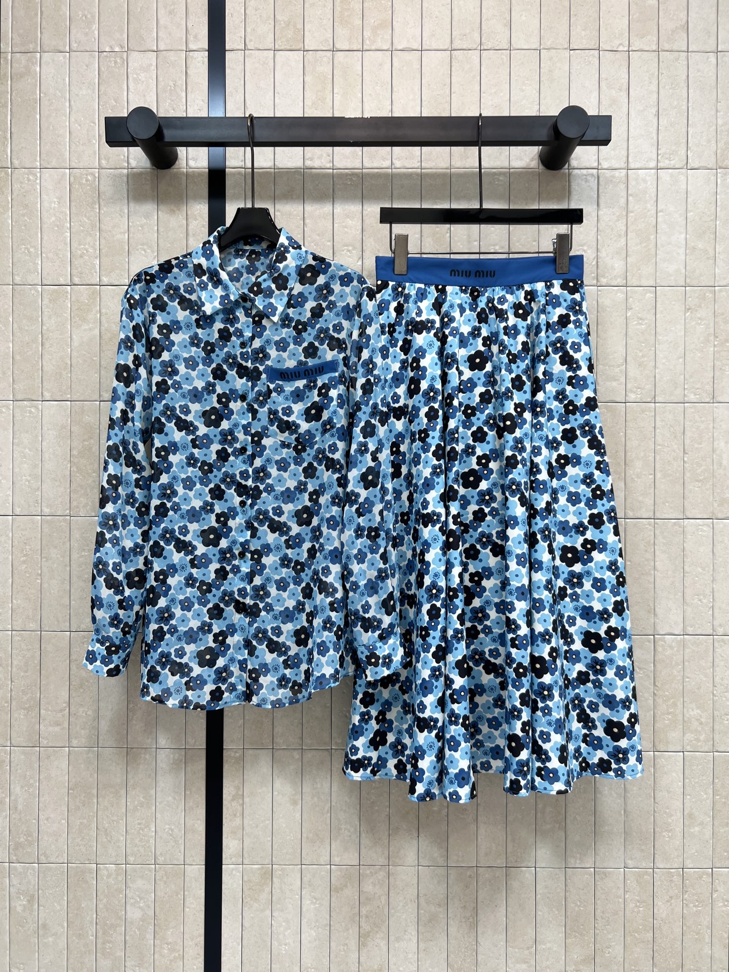 MIU家 26春夏新款 碎花衬衫套装 翻领长袖衬衫+高腰半身裙 上衣单排扣设计 胸前品牌标识刺绣 宽松版