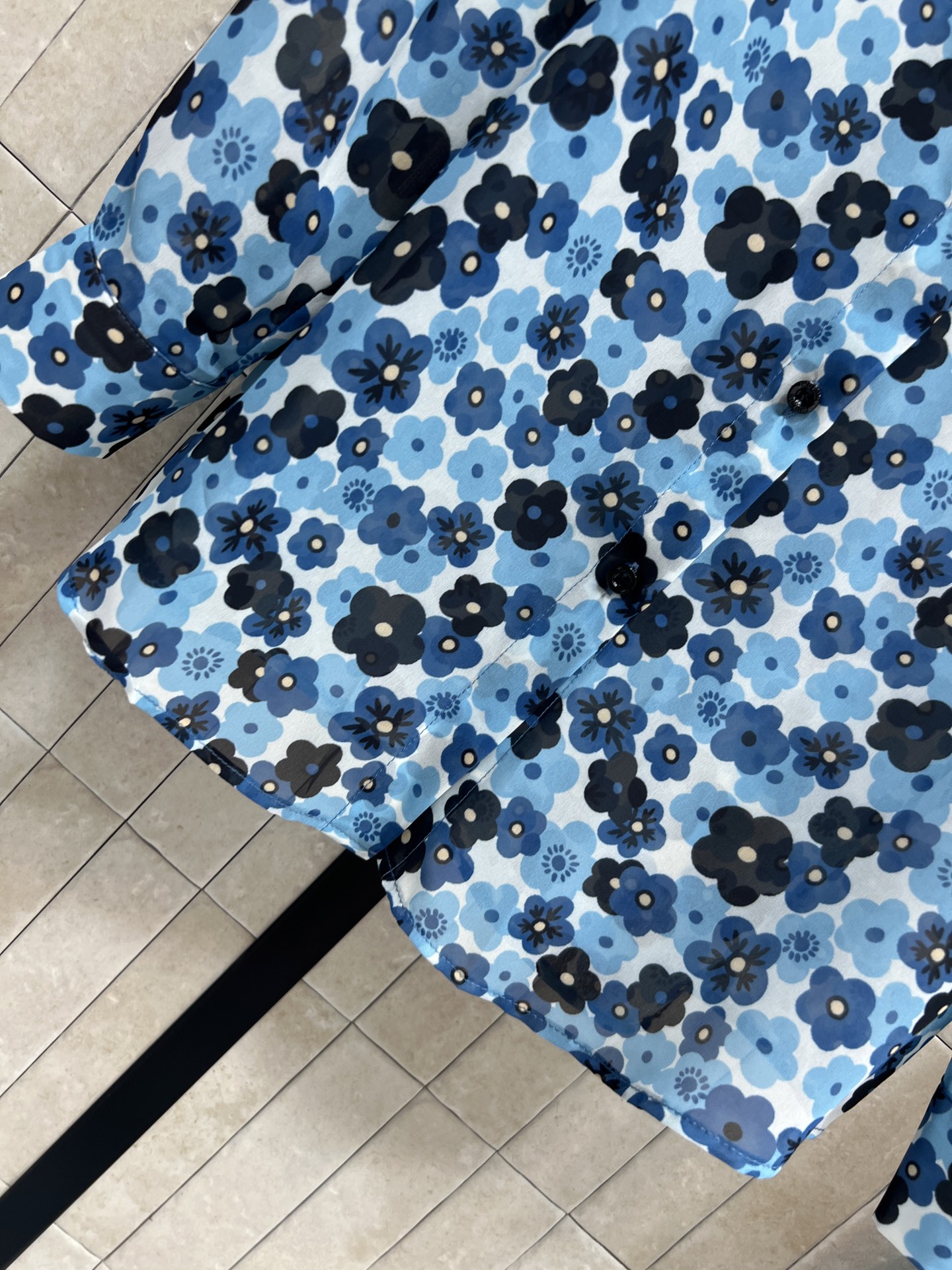 MIU家 26春夏新款 碎花衬衫套装 翻领长袖衬衫+高腰半身裙 上衣单排扣设计 胸前品牌标识刺绣 宽松版