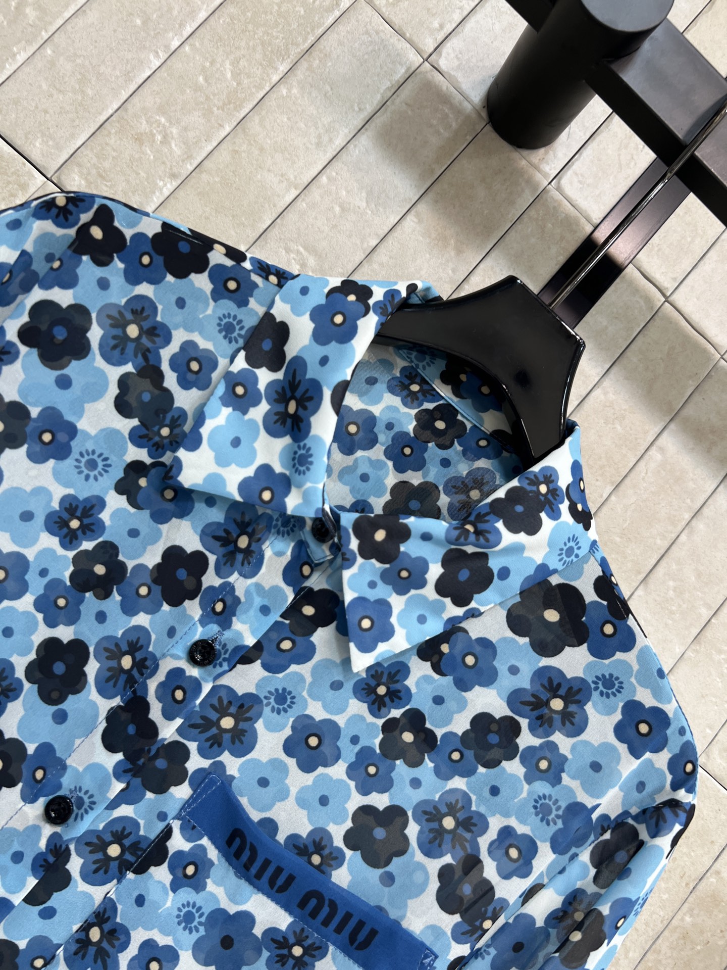 MIU家 26春夏新款 碎花衬衫套装 翻领长袖衬衫+高腰半身裙 上衣单排扣设计 胸前品牌标识刺绣 宽松版