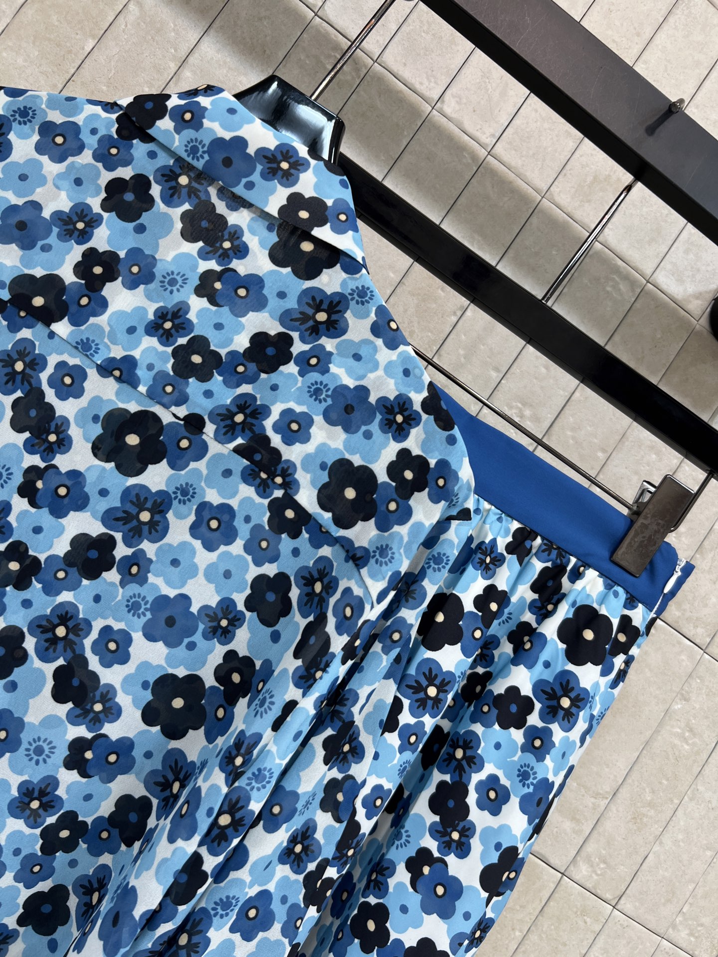 MIU家 26春夏新款 碎花衬衫套装 翻领长袖衬衫+高腰半身裙 上衣单排扣设计 胸前品牌标识刺绣 宽松版