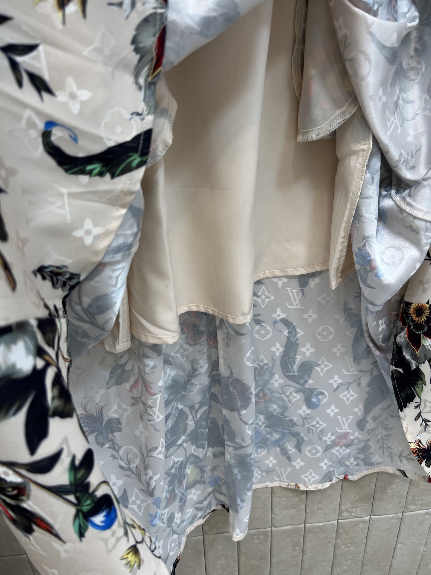 L家 26春夏新款 印花衬衫连衣裙 复古花卉图案超有田园感 轻盈透气面料 短袖+翻领设计 腰带可调节 显