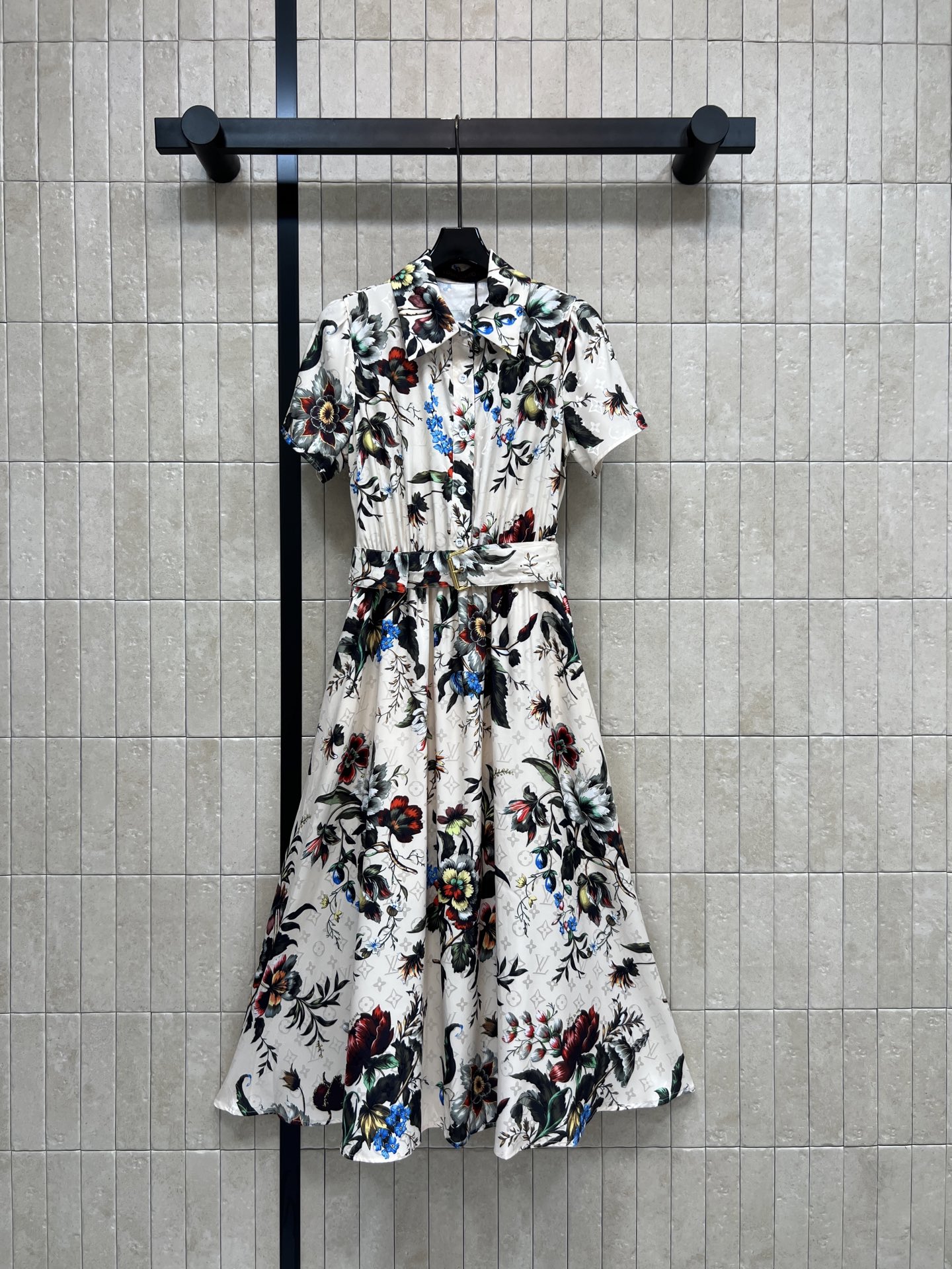 NO:806828,L's 26 spring and summer new style printed shirt dress, retro floral pattern is very pastoral, light and breathable fabric, short sleeves + lapel design, adjustable waistband, flattering and practical, mid-length skirt, great for daily travel, vacation and photo taking. Pair with straw bag or sandals, fresh and natural style, easy to handle. Two colors and three codes, Size/S-M-L,, louis vuitton, sandals, espadrilles, skirts, shirts, T-shirt,19860909L家 26春夏新款 印花衬衫连衣裙 复古花卉图案超有田园感 轻盈透气面料 短袖+翻领设计 腰带可调节 显身材又实用 中长款裙摆 日常出行 度假 拍照都很出片 搭配草编包或凉鞋 清新自然风轻松拿捏 两色三码Size/S-M-L,,louis vuitton,sandals,espadrilles,skirts,shirts,T-shirt,,Women's clothing