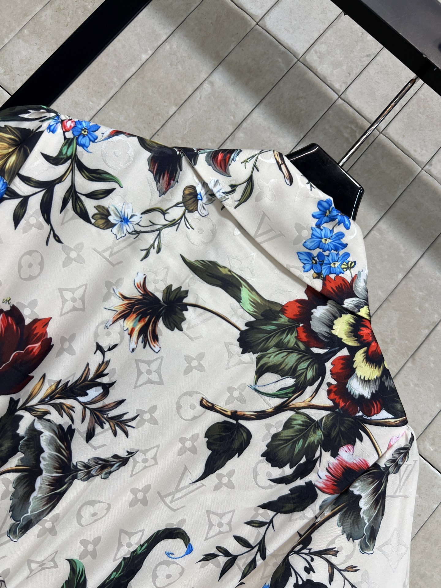 L家 26春夏新款 印花衬衫连衣裙 复古花卉图案超有田园感 轻盈透气面料 短袖+翻领设计 腰带可调节 显