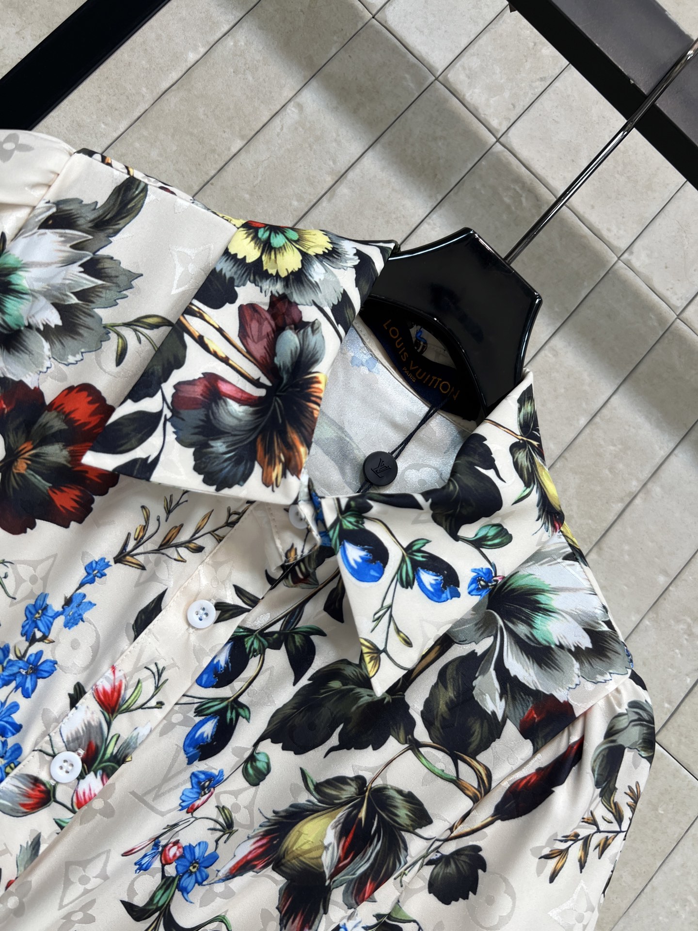 L家 26春夏新款 印花衬衫连衣裙 复古花卉图案超有田园感 轻盈透气面料 短袖+翻领设计 腰带可调节 显