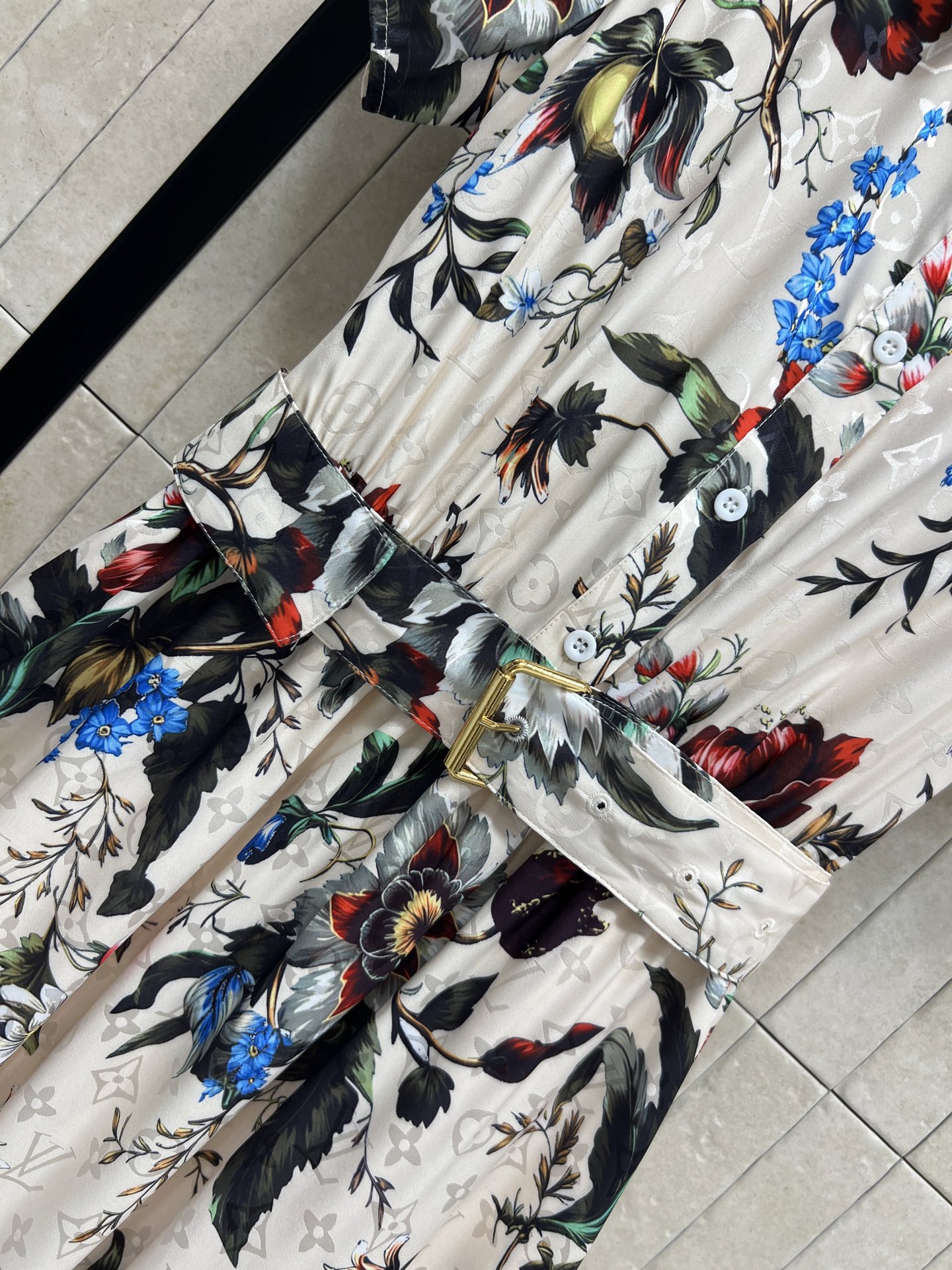 L家 26春夏新款 印花衬衫连衣裙 复古花卉图案超有田园感 轻盈透气面料 短袖+翻领设计 腰带可调节 显