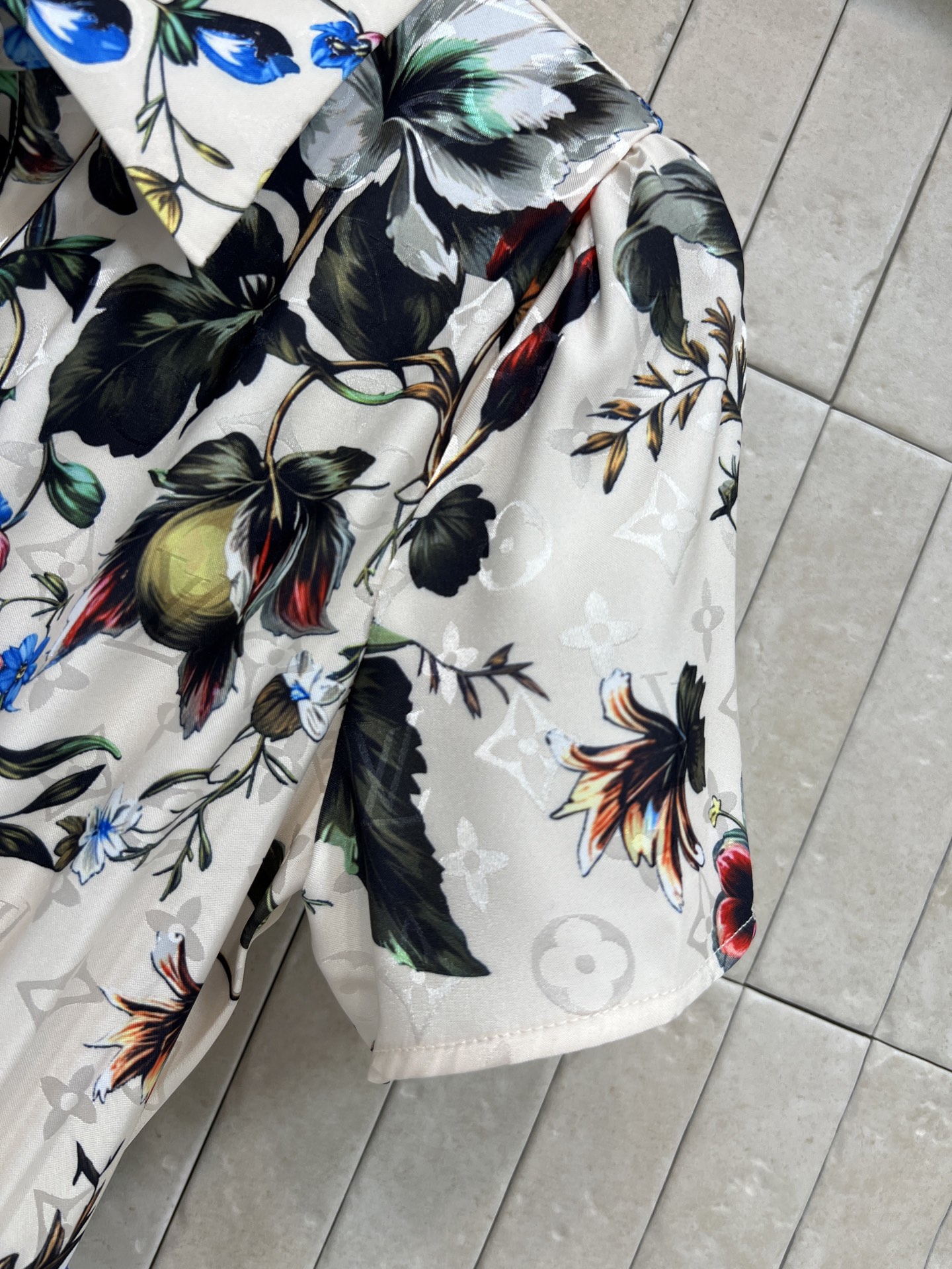 L家 26春夏新款 印花衬衫连衣裙 复古花卉图案超有田园感 轻盈透气面料 短袖+翻领设计 腰带可调节 显