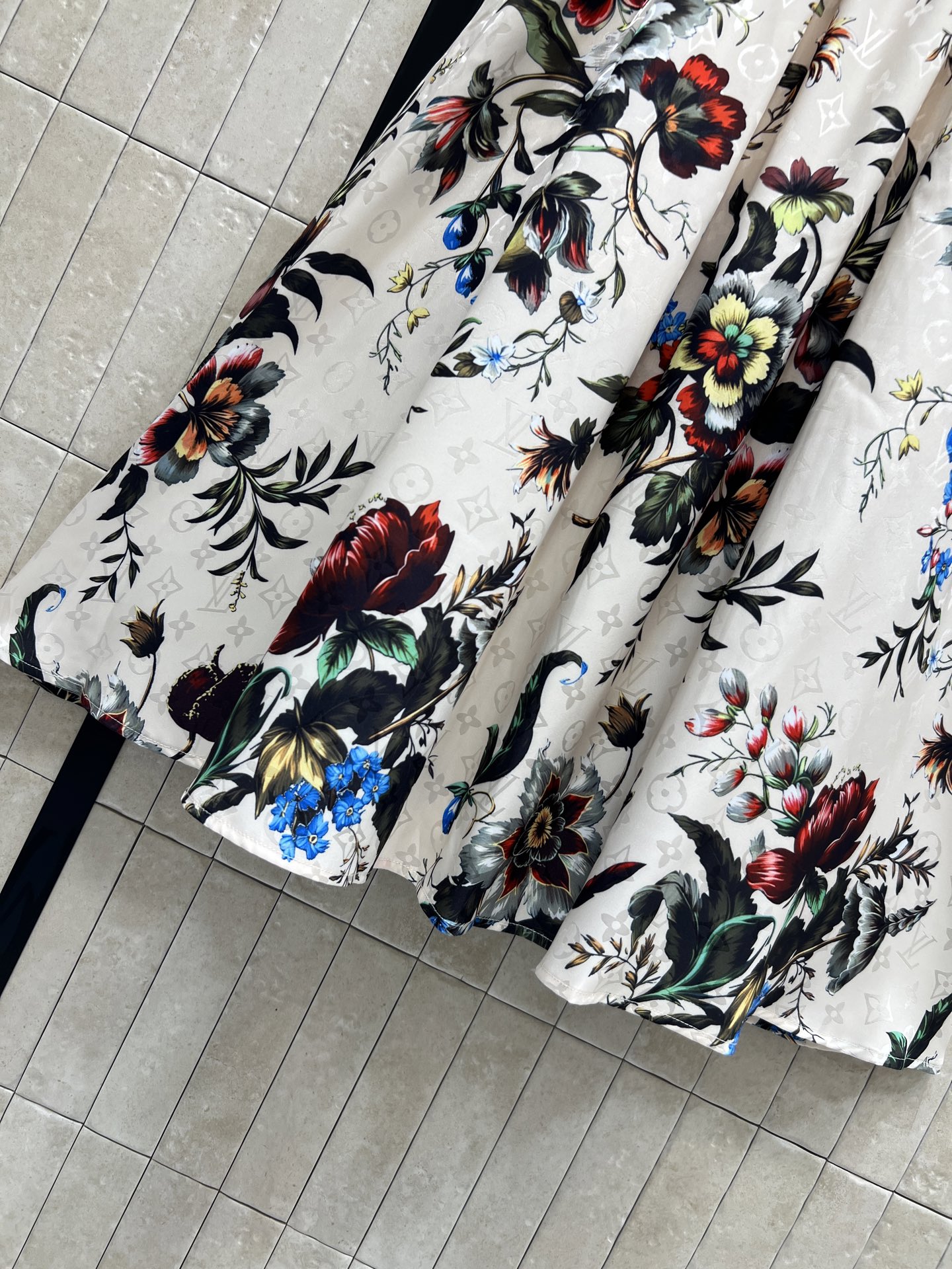 L家 26春夏新款 印花衬衫连衣裙 复古花卉图案超有田园感 轻盈透气面料 短袖+翻领设计 腰带可调节 显