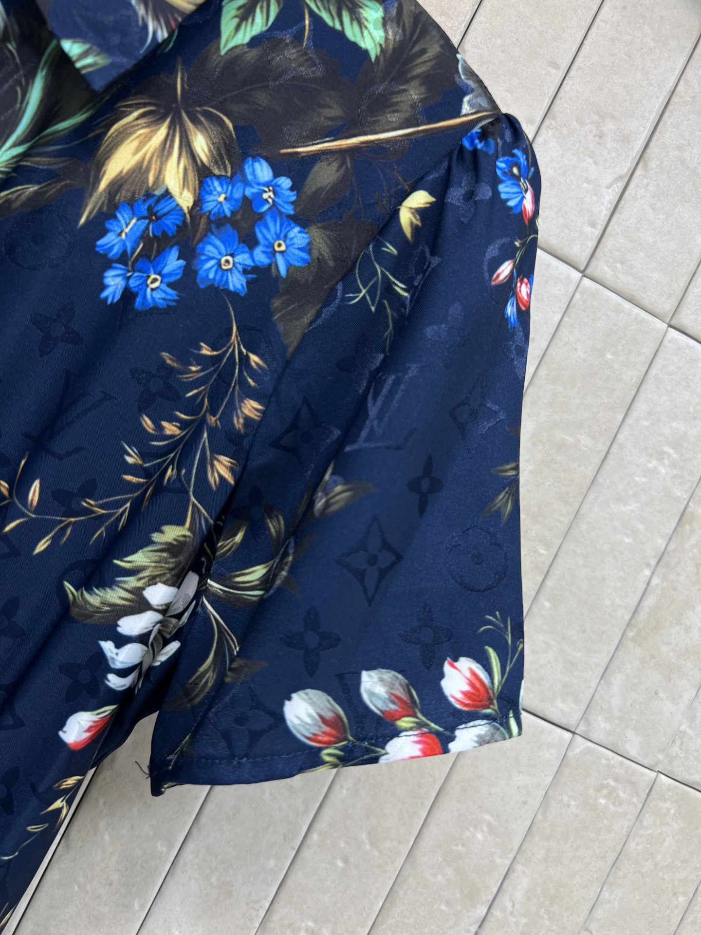 L家 26春夏新款 印花衬衫连衣裙 复古花卉图案超有田园感 轻盈透气面料 短袖+翻领设计 腰带可调节 显