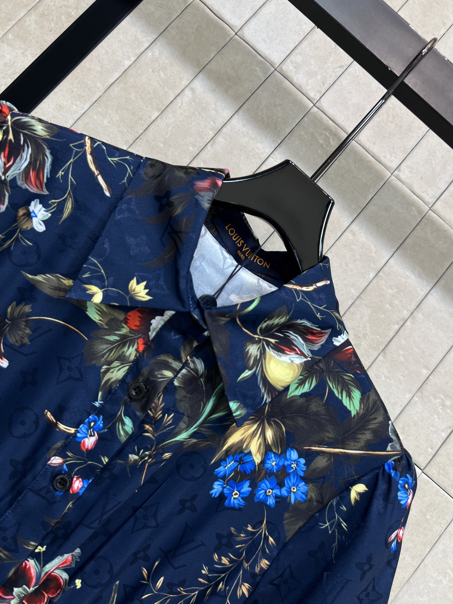 L家 26春夏新款 印花衬衫连衣裙 复古花卉图案超有田园感 轻盈透气面料 短袖+翻领设计 腰带可调节 显