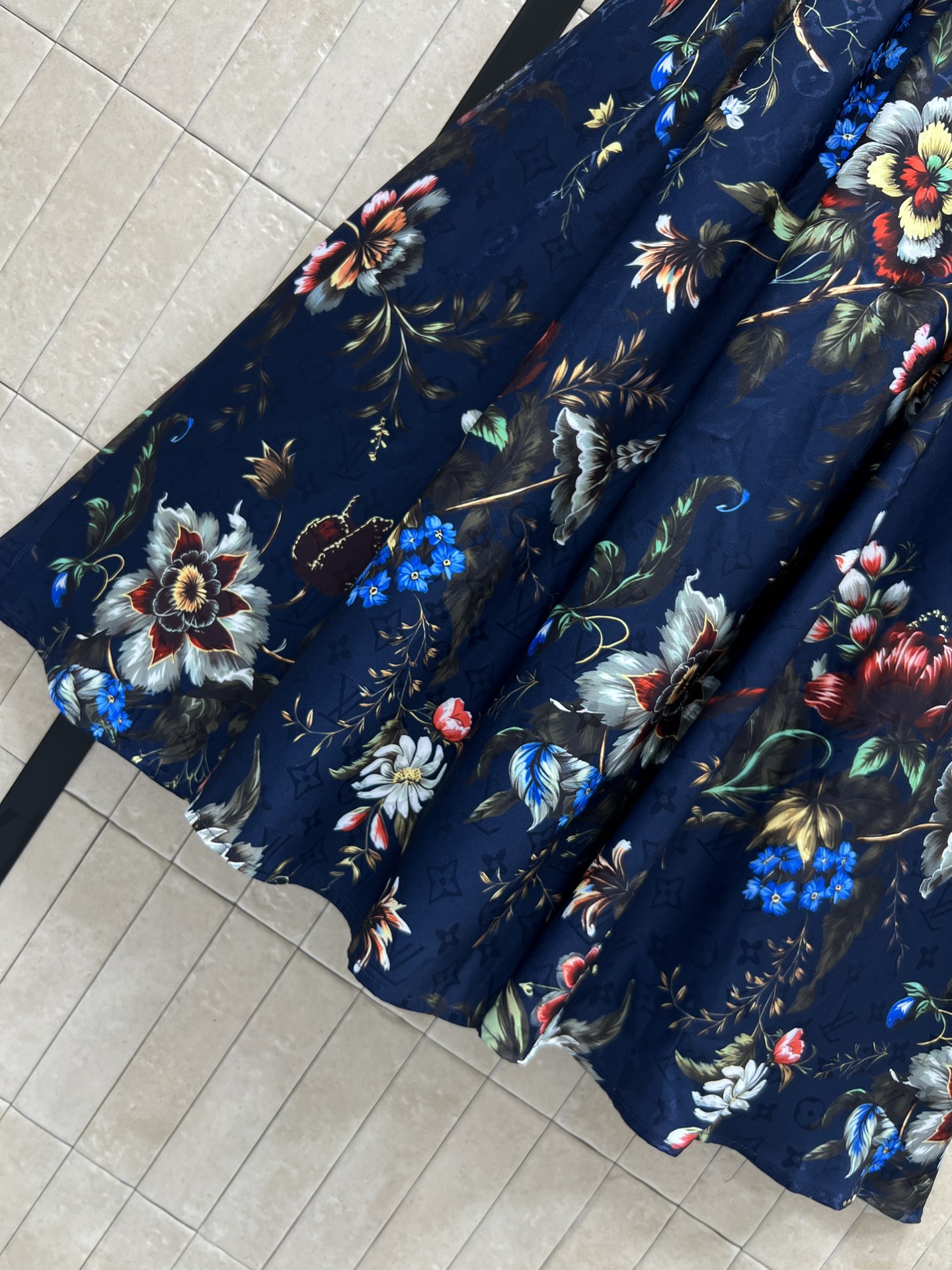 L家 26春夏新款 印花衬衫连衣裙 复古花卉图案超有田园感 轻盈透气面料 短袖+翻领设计 腰带可调节 显