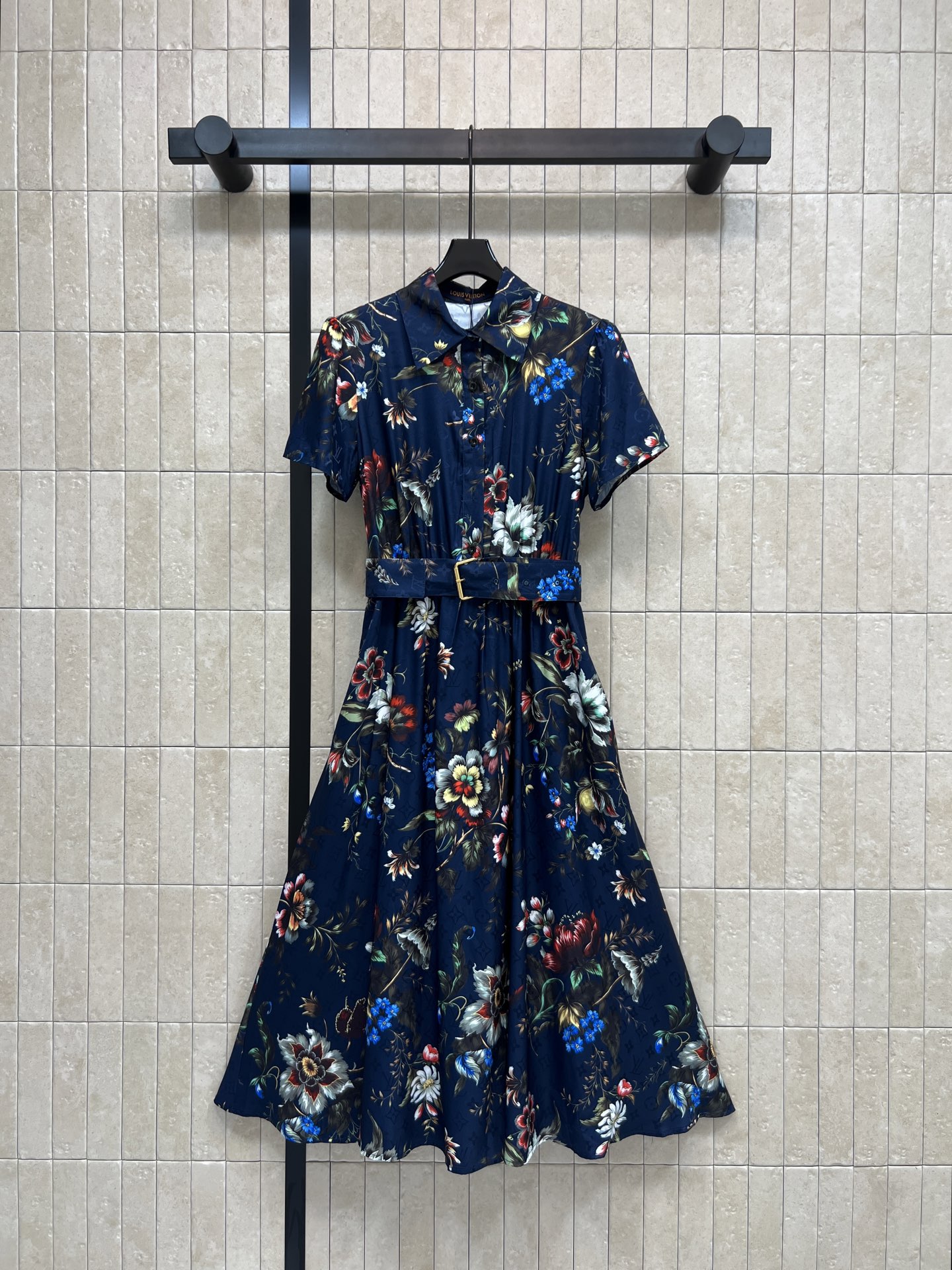 L家 26春夏新款 印花衬衫连衣裙 复古花卉图案超有田园感 轻盈透气面料 短袖+翻领设计 腰带可调节 显