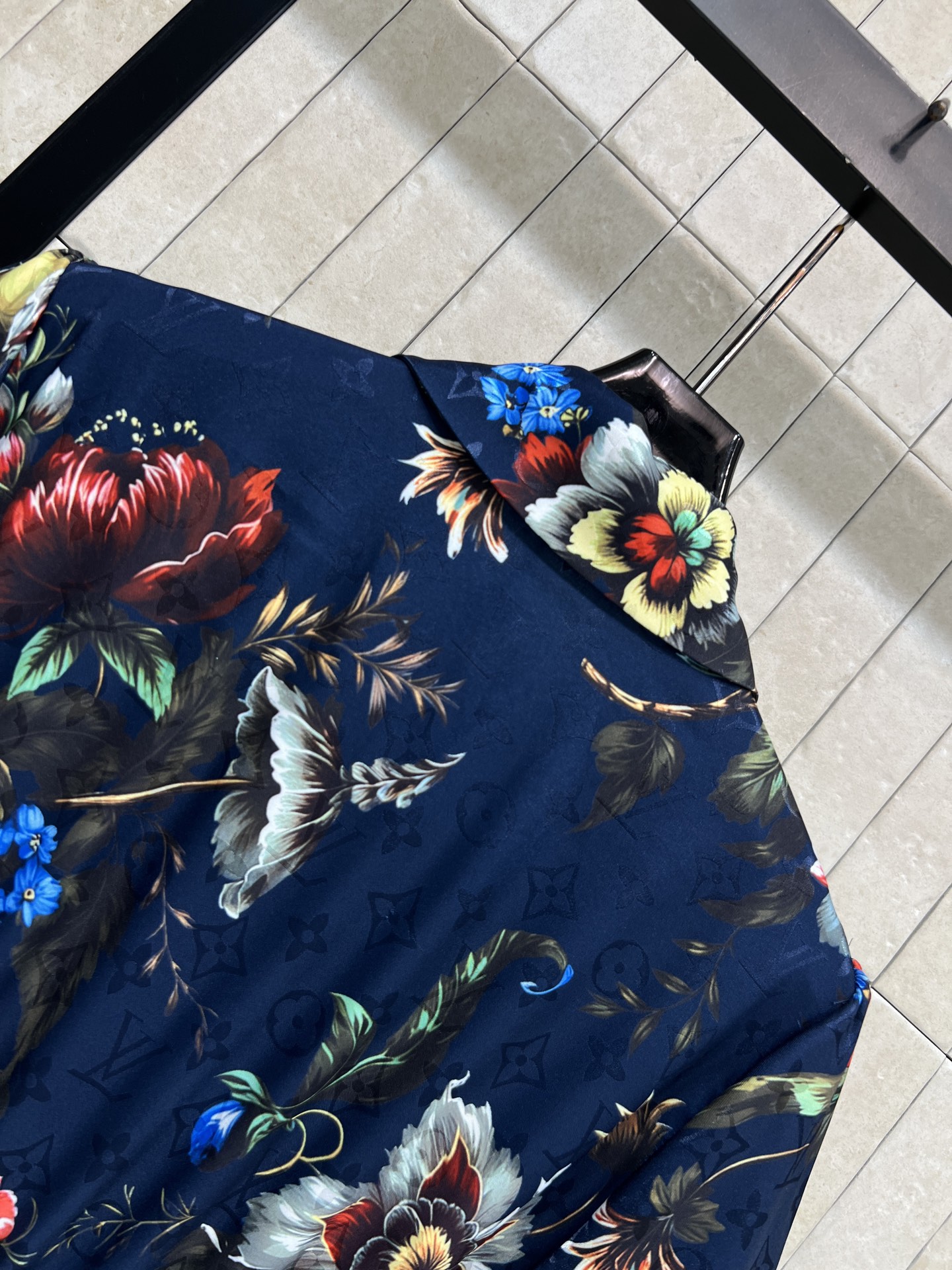 L家 26春夏新款 印花衬衫连衣裙 复古花卉图案超有田园感 轻盈透气面料 短袖+翻领设计 腰带可调节 显