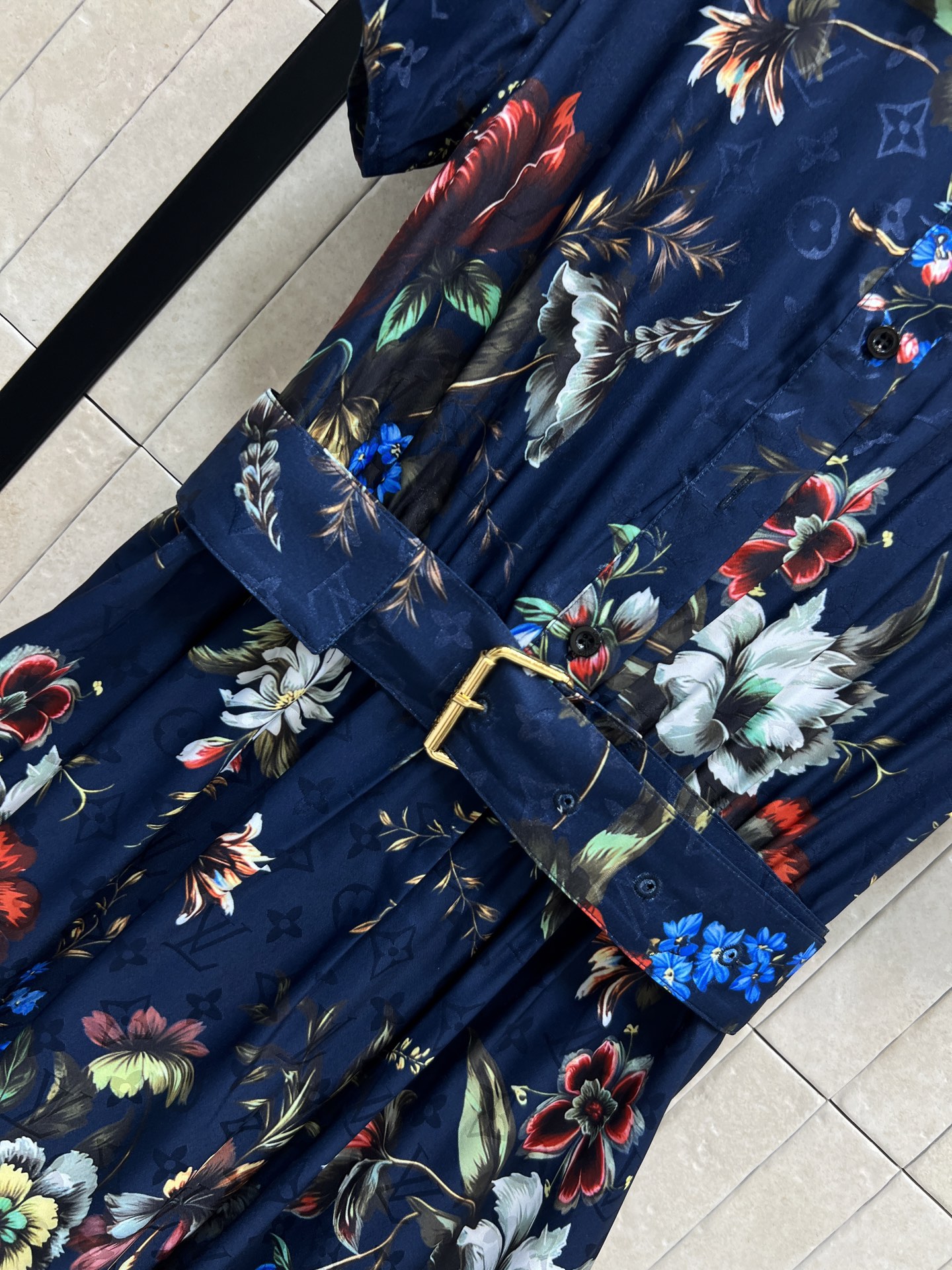 L家 26春夏新款 印花衬衫连衣裙 复古花卉图案超有田园感 轻盈透气面料 短袖+翻领设计 腰带可调节 显