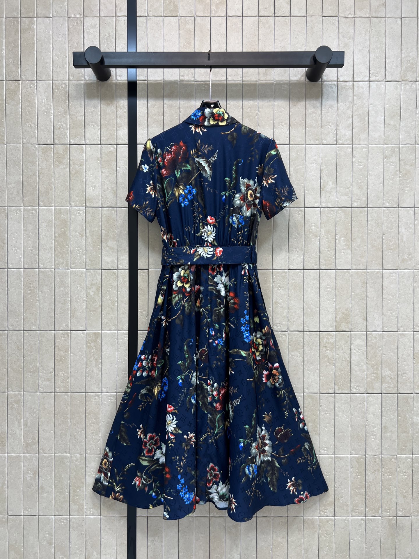 L家 26春夏新款 印花衬衫连衣裙 复古花卉图案超有田园感 轻盈透气面料 短袖+翻领设计 腰带可调节 显