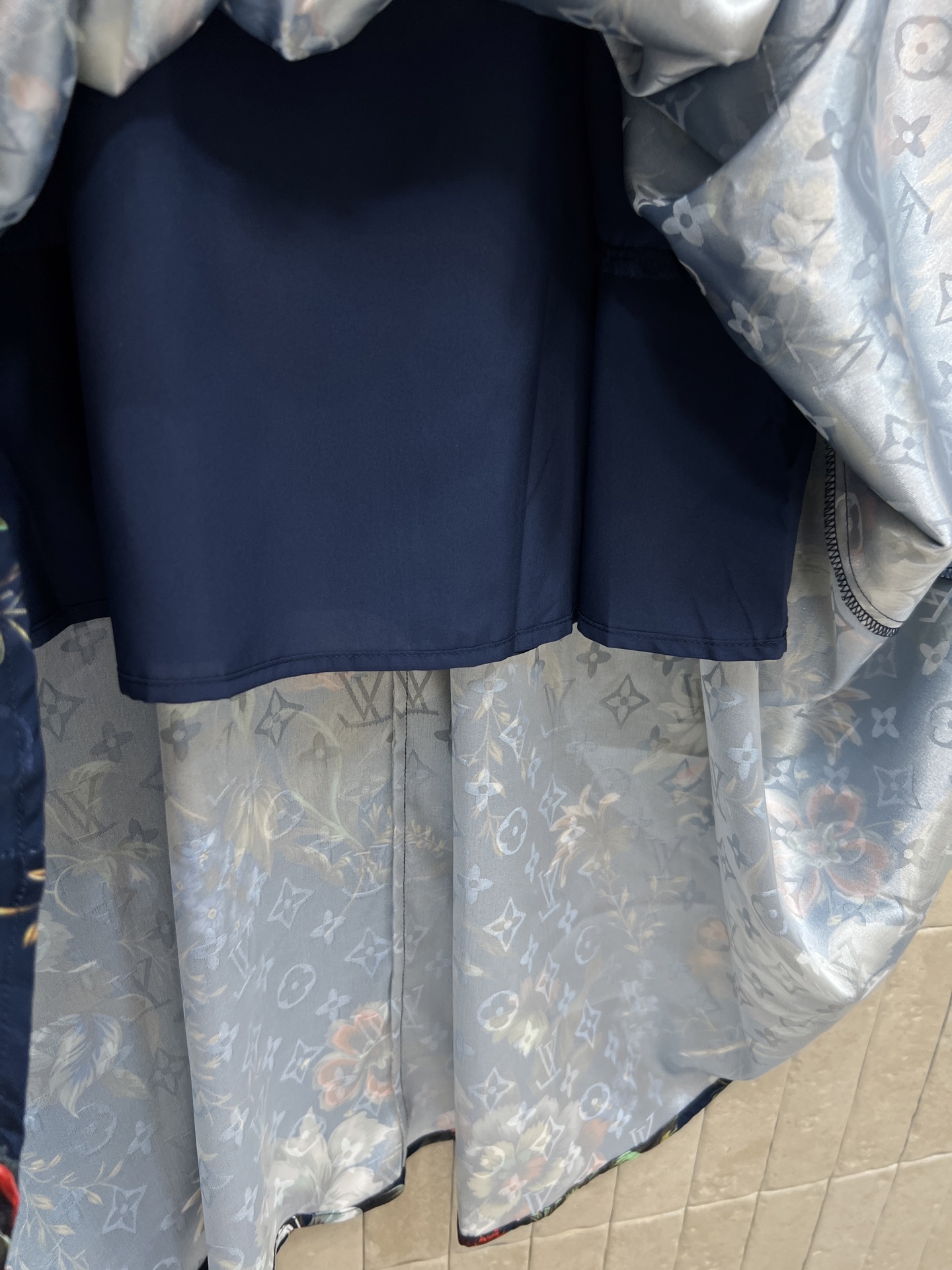 L家 26春夏新款 印花衬衫连衣裙 复古花卉图案超有田园感 轻盈透气面料 短袖+翻领设计 腰带可调节 显