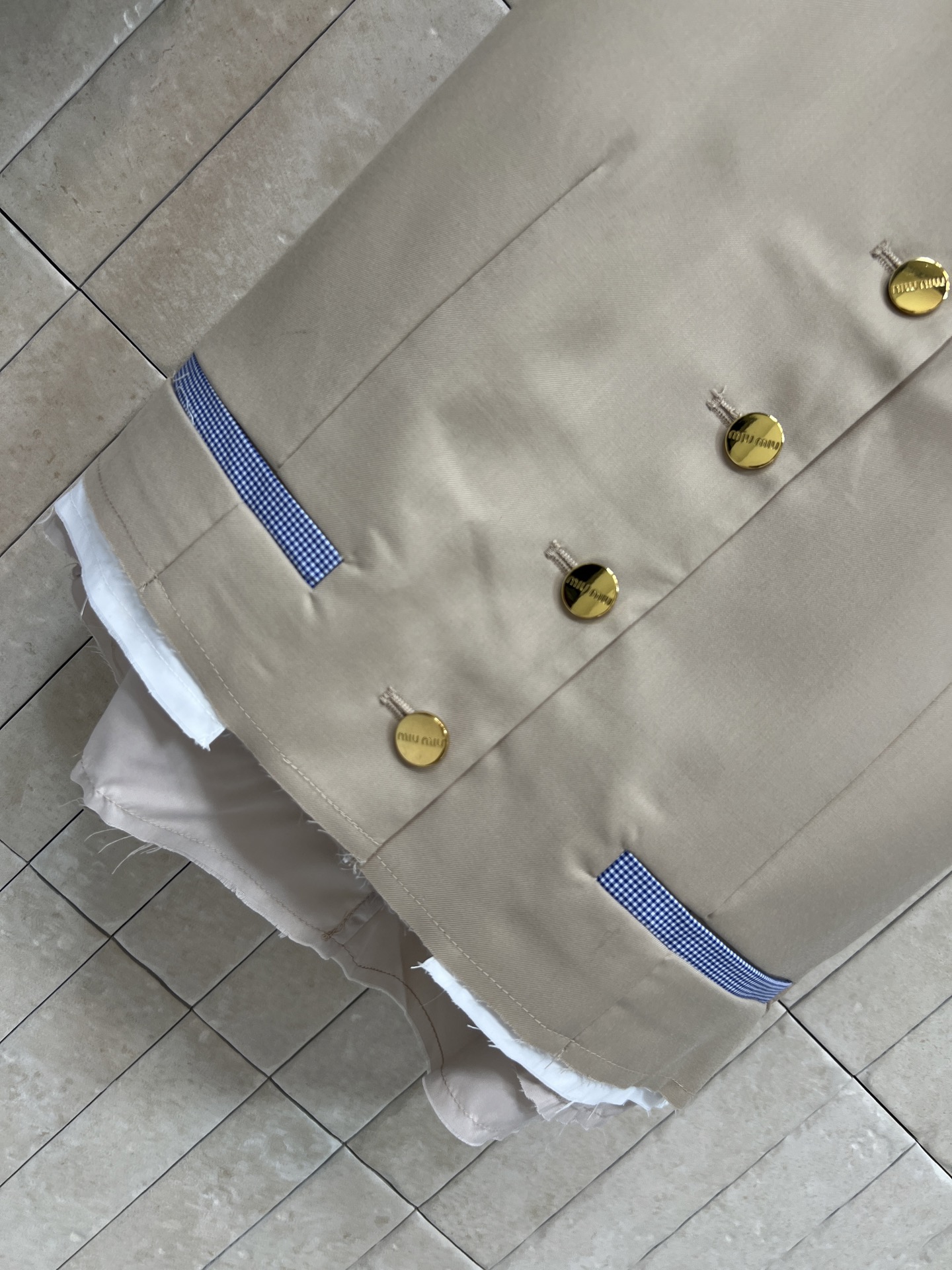 MIU家 26春夏新款 刺绣马甲套装 无袖V领马甲+高腰短裙 轻薄面料超适合春夏穿 简约设计+品牌刺绣 