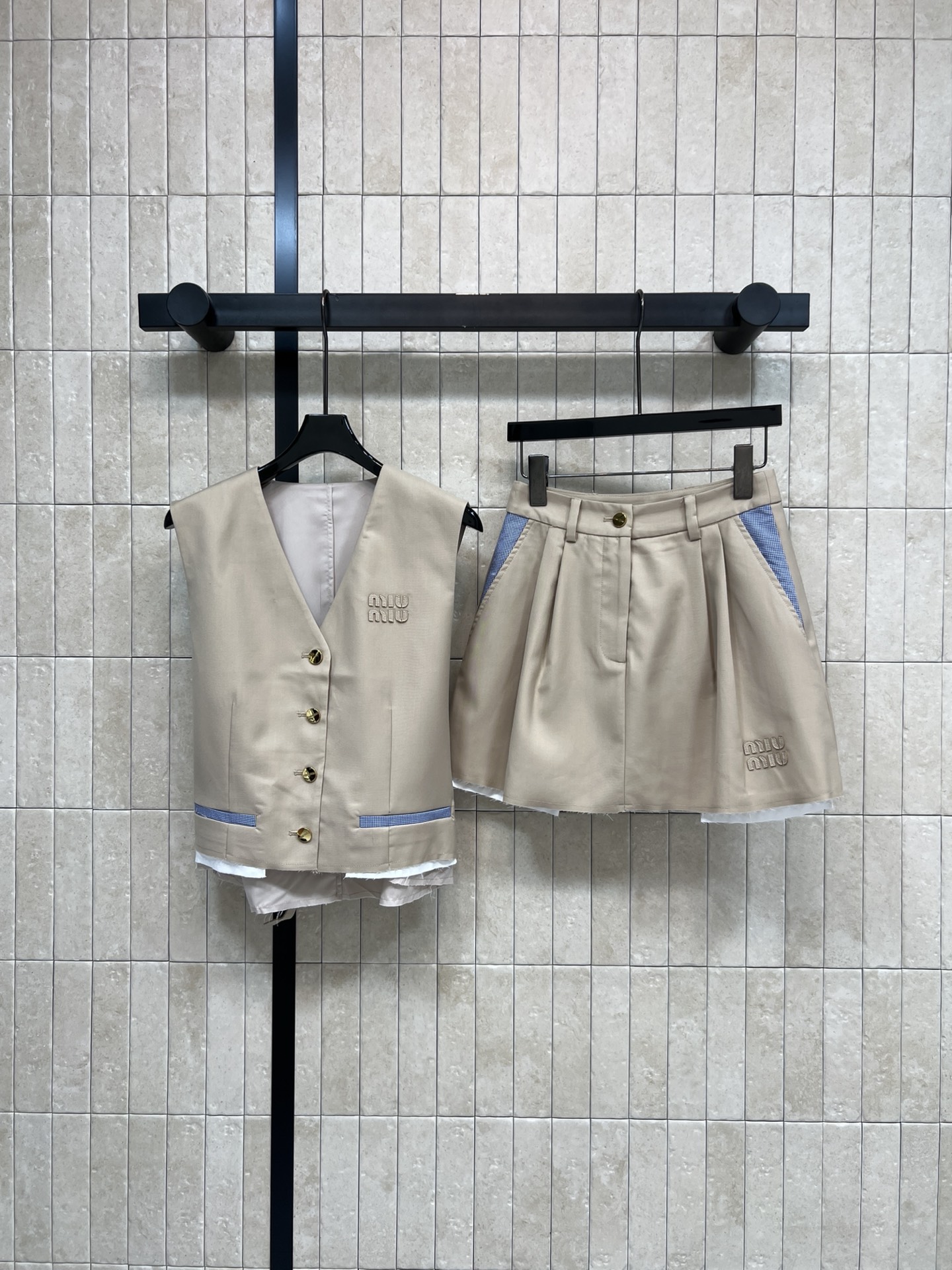 MIU家 26春夏新款 刺绣马甲套装 无袖V领马甲+高腰短裙 轻薄面料超适合春夏穿 简约设计+品牌刺绣 