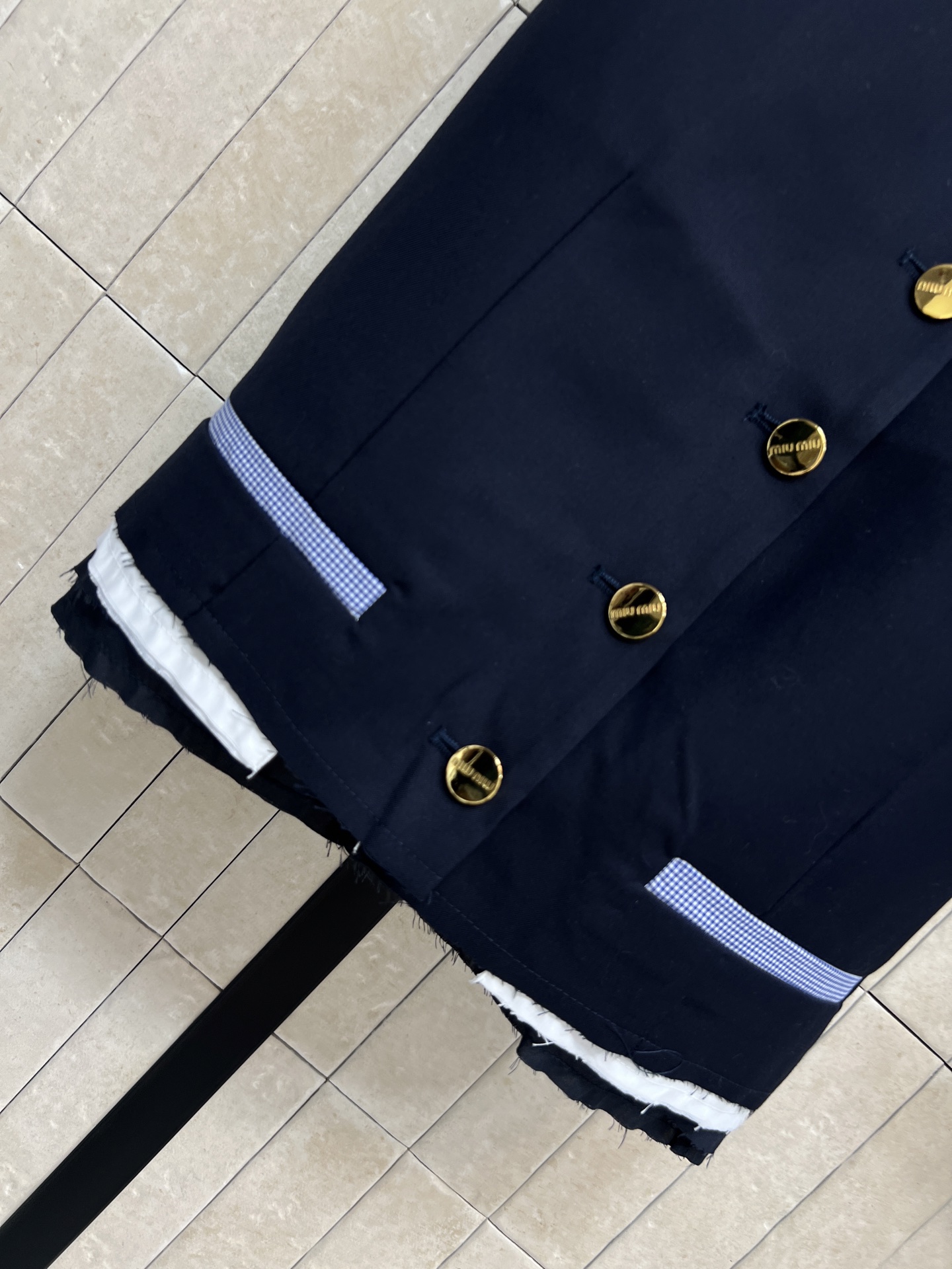 MIU家 26春夏新款 刺绣马甲套装 无袖V领马甲+高腰短裙 轻薄面料超适合春夏穿 简约设计+品牌刺绣 