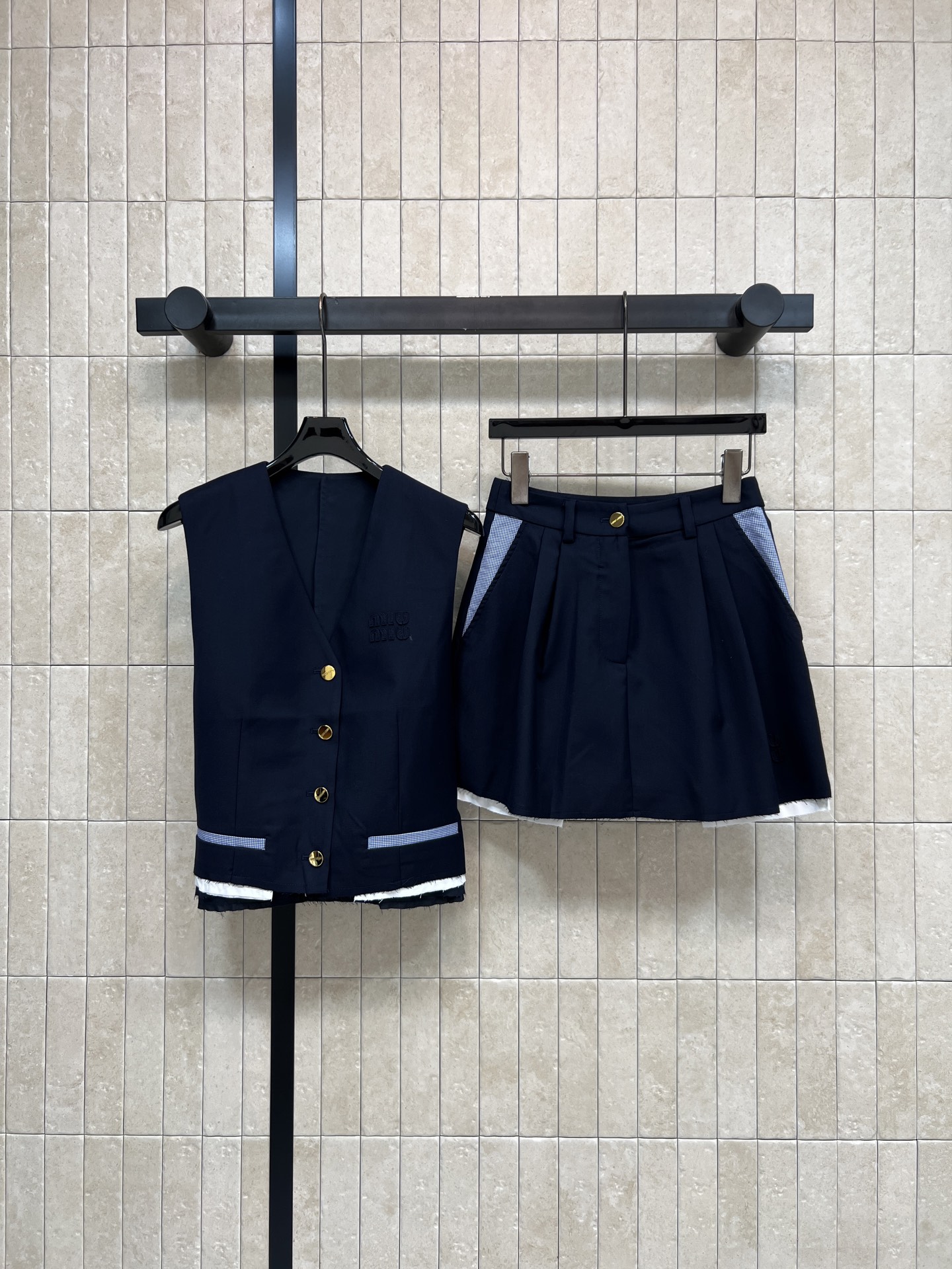 MIU家 26春夏新款 刺绣马甲套装 无袖V领马甲+高腰短裙 轻薄面料超适合春夏穿 简约设计+品牌刺绣 