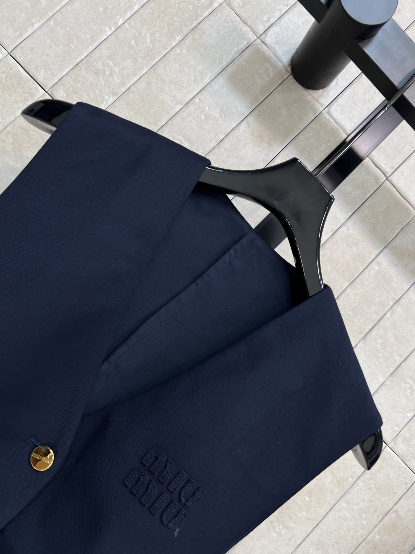 MIU家 26春夏新款 刺绣马甲套装 无袖V领马甲+高腰短裙 轻薄面料超适合春夏穿 简约设计+品牌刺绣 