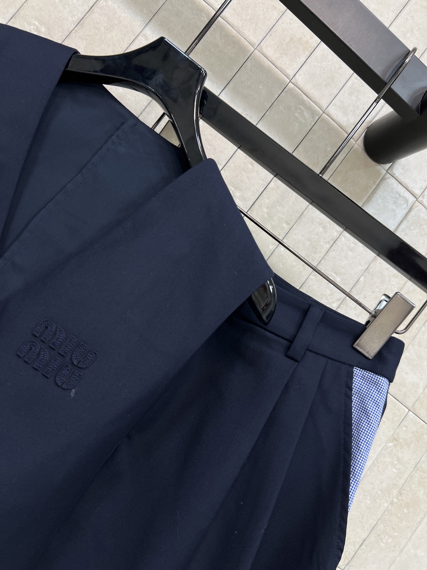 MIU家 26春夏新款 刺绣马甲套装 无袖V领马甲+高腰短裙 轻薄面料超适合春夏穿 简约设计+品牌刺绣 