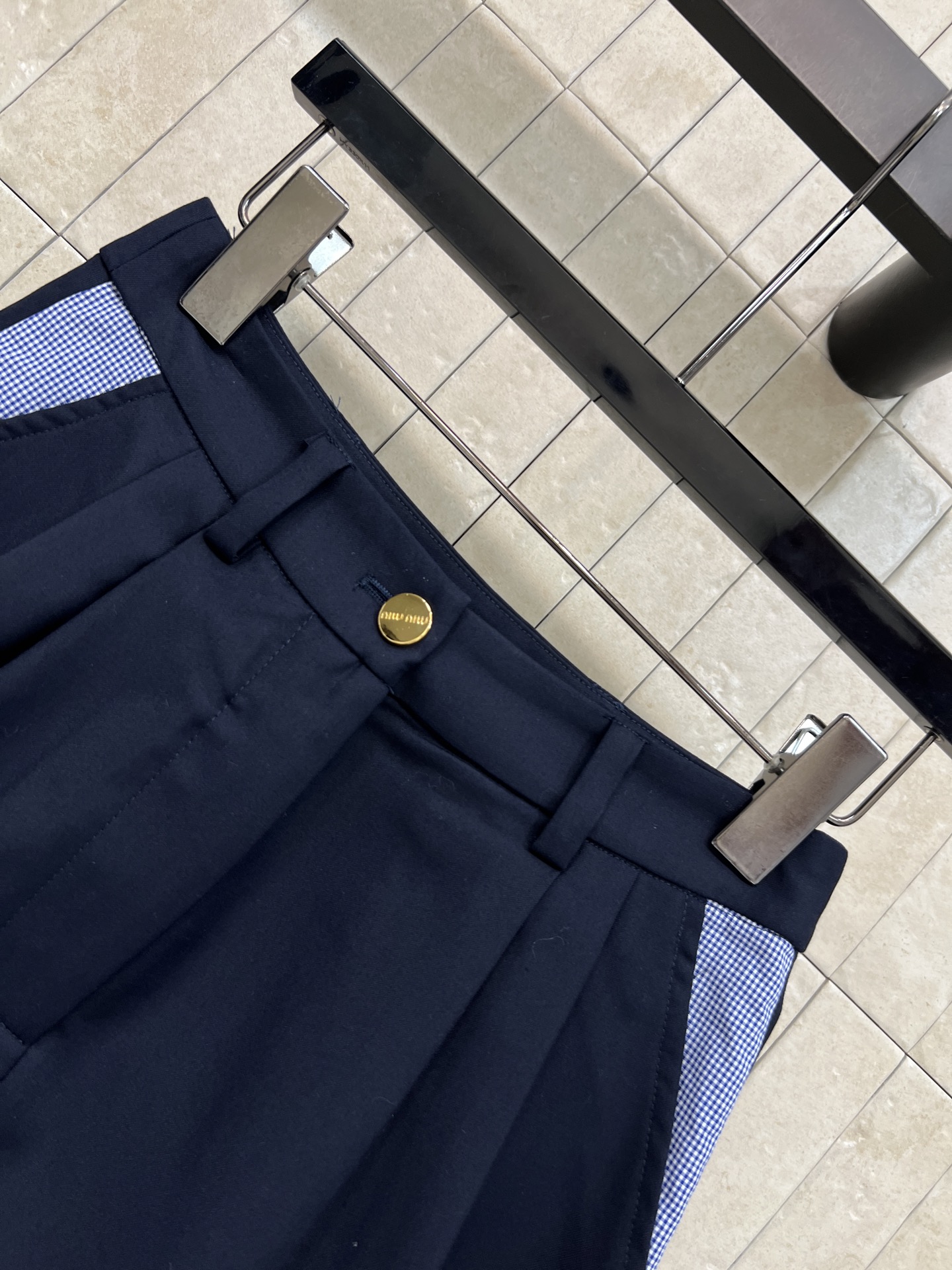 MIU家 26春夏新款 刺绣马甲套装 无袖V领马甲+高腰短裙 轻薄面料超适合春夏穿 简约设计+品牌刺绣 