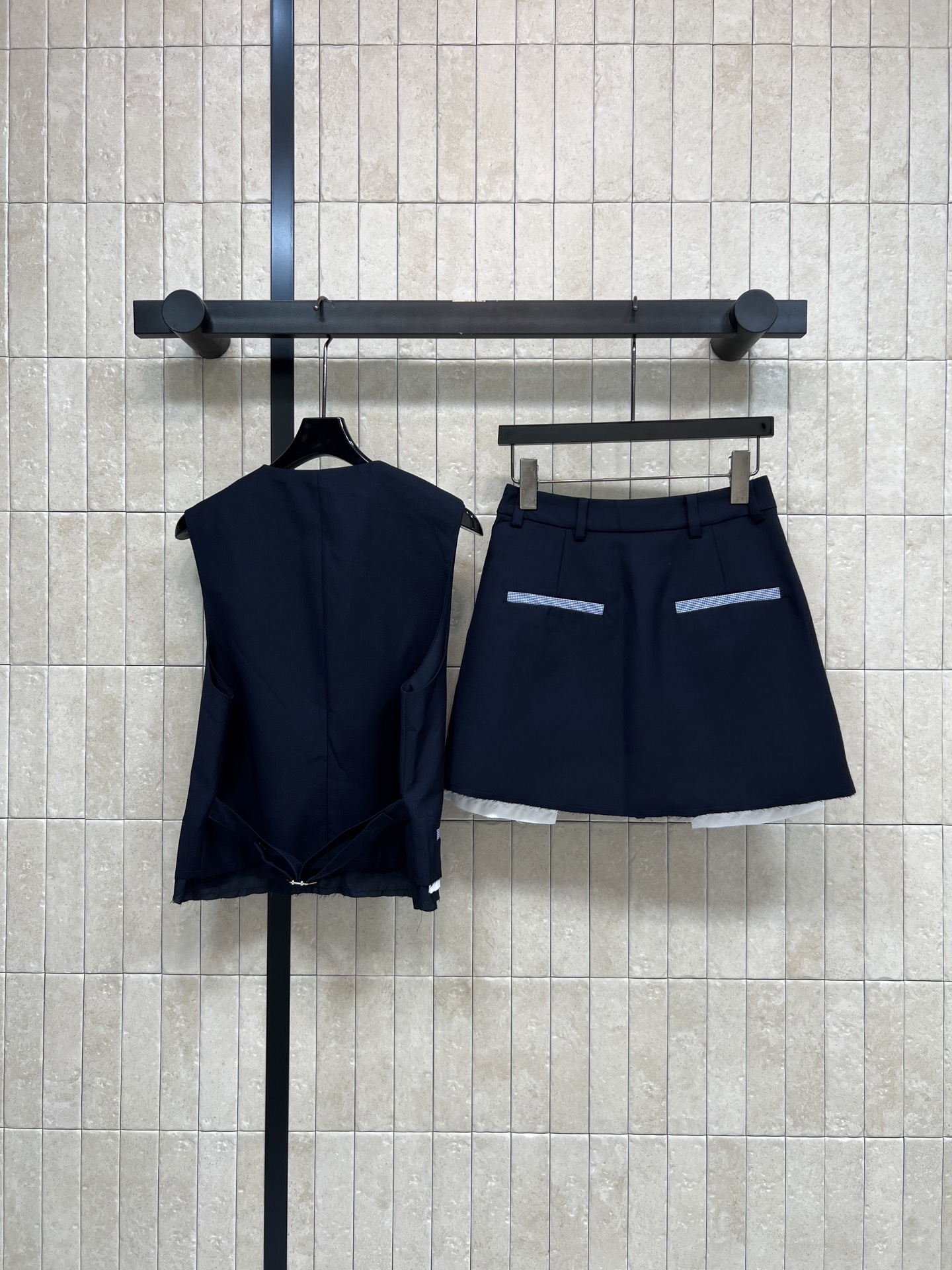 MIU家 26春夏新款 刺绣马甲套装 无袖V领马甲+高腰短裙 轻薄面料超适合春夏穿 简约设计+品牌刺绣 