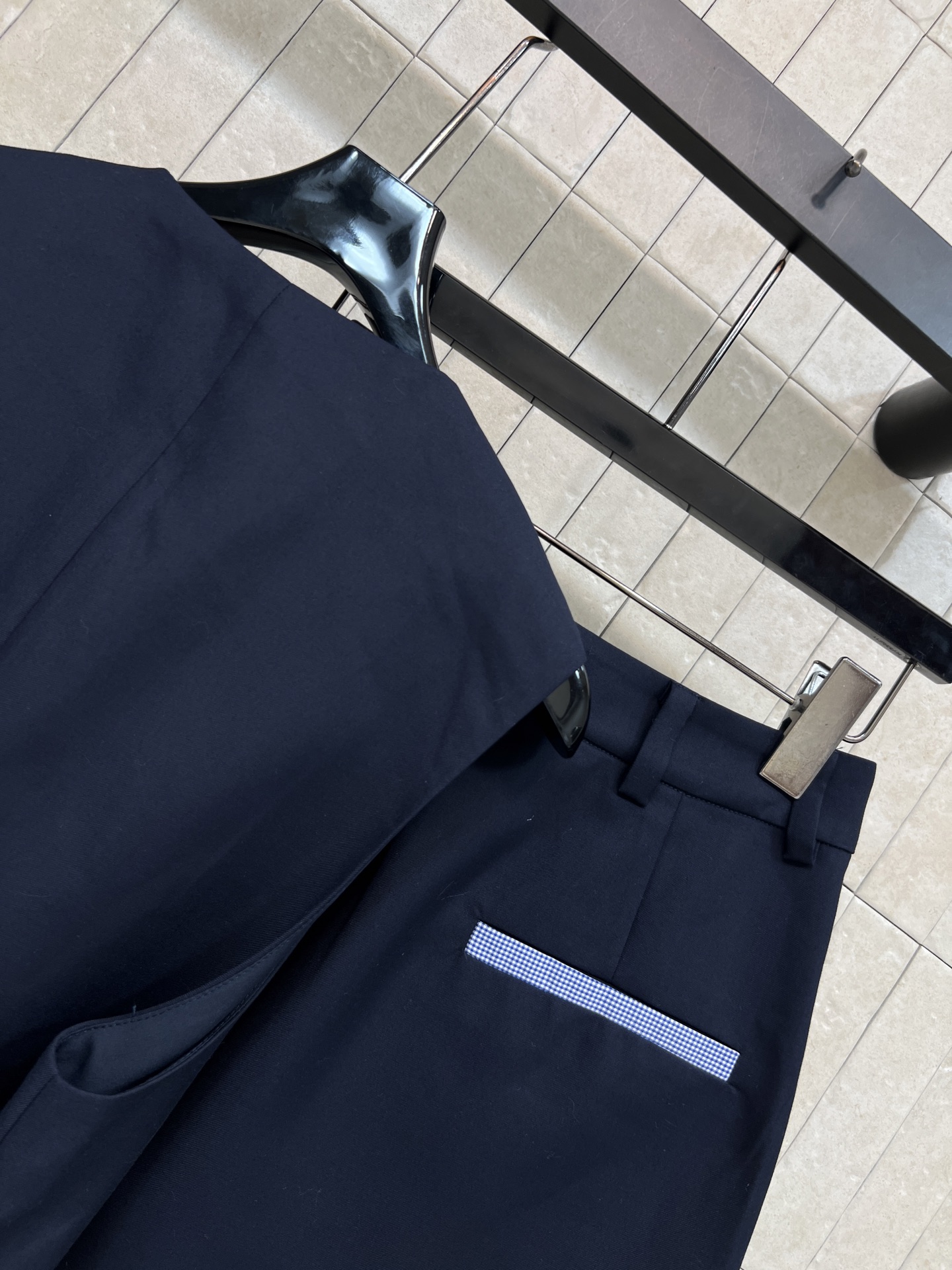 MIU家 26春夏新款 刺绣马甲套装 无袖V领马甲+高腰短裙 轻薄面料超适合春夏穿 简约设计+品牌刺绣 