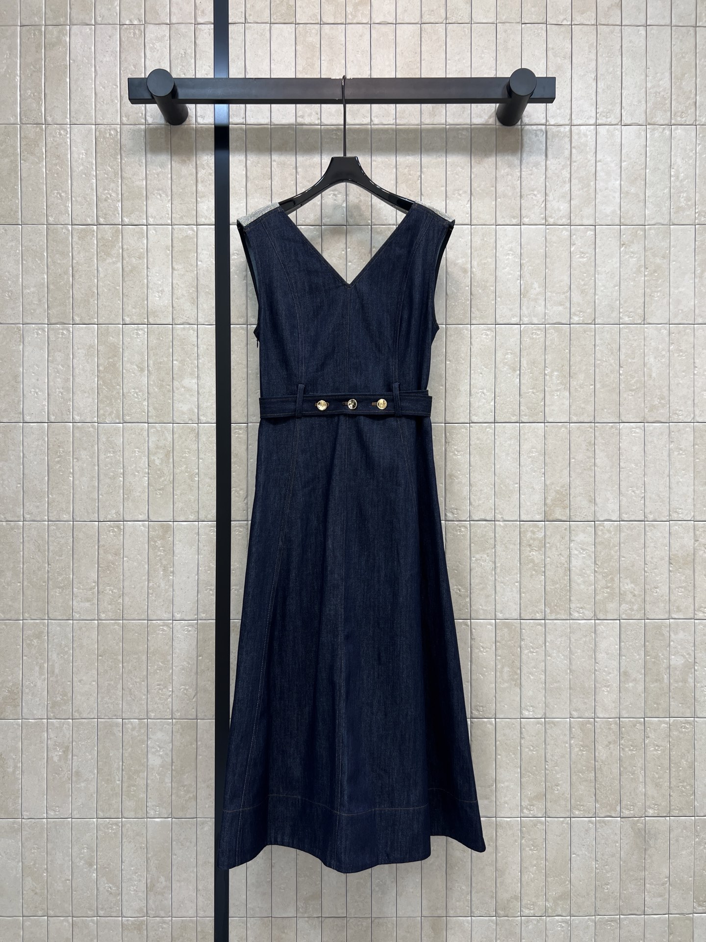 BC家 26春夏新款 V领牛仔连衣裙 无袖设计清爽利落 收腰剪裁+金属扣腰带 修饰身形超显瘦 挺括面料 