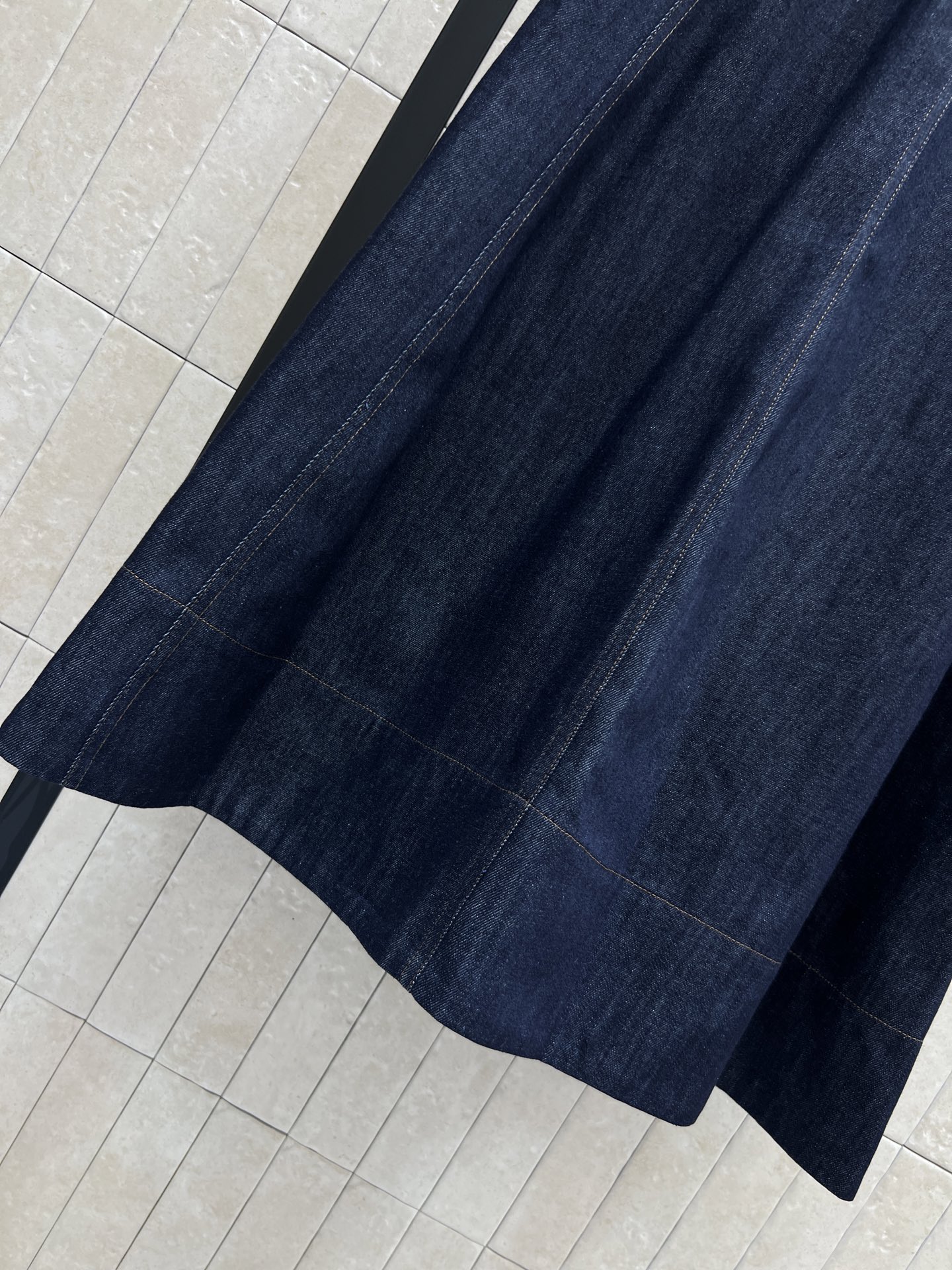 BC家 26春夏新款 V领牛仔连衣裙 无袖设计清爽利落 收腰剪裁+金属扣腰带 修饰身形超显瘦 挺括面料 