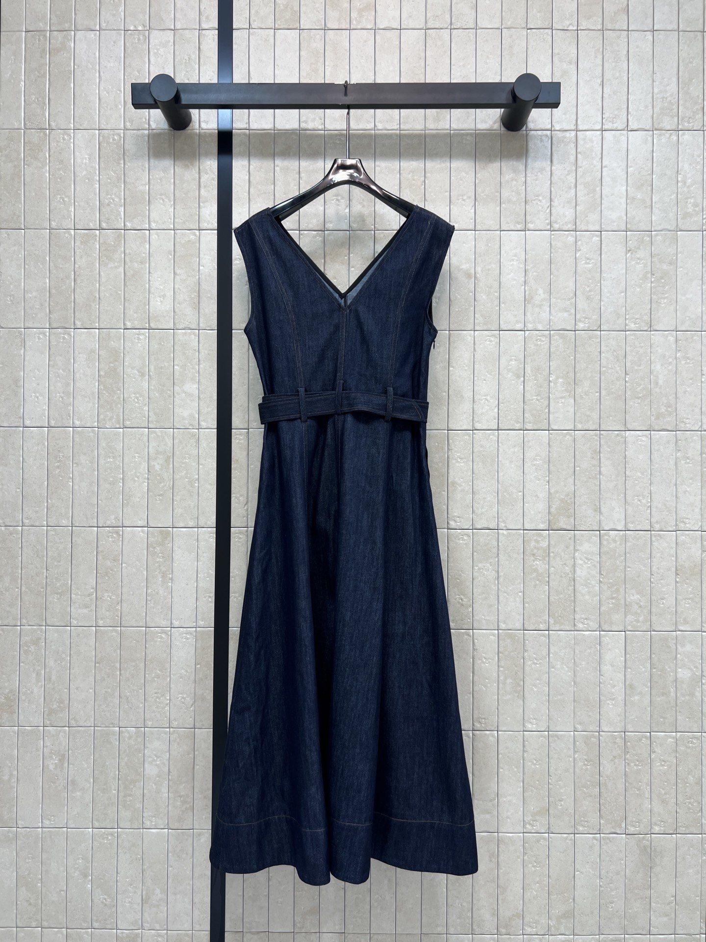 BC家 26春夏新款 V领牛仔连衣裙 无袖设计清爽利落 收腰剪裁+金属扣腰带 修饰身形超显瘦 挺括面料 