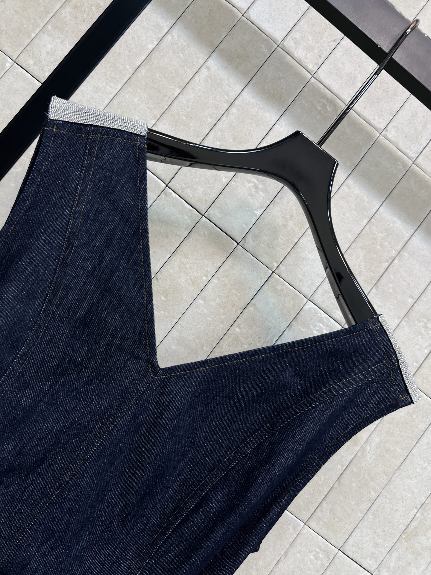 BC家 26春夏新款 V领牛仔连衣裙 无袖设计清爽利落 收腰剪裁+金属扣腰带 修饰身形超显瘦 挺括面料 