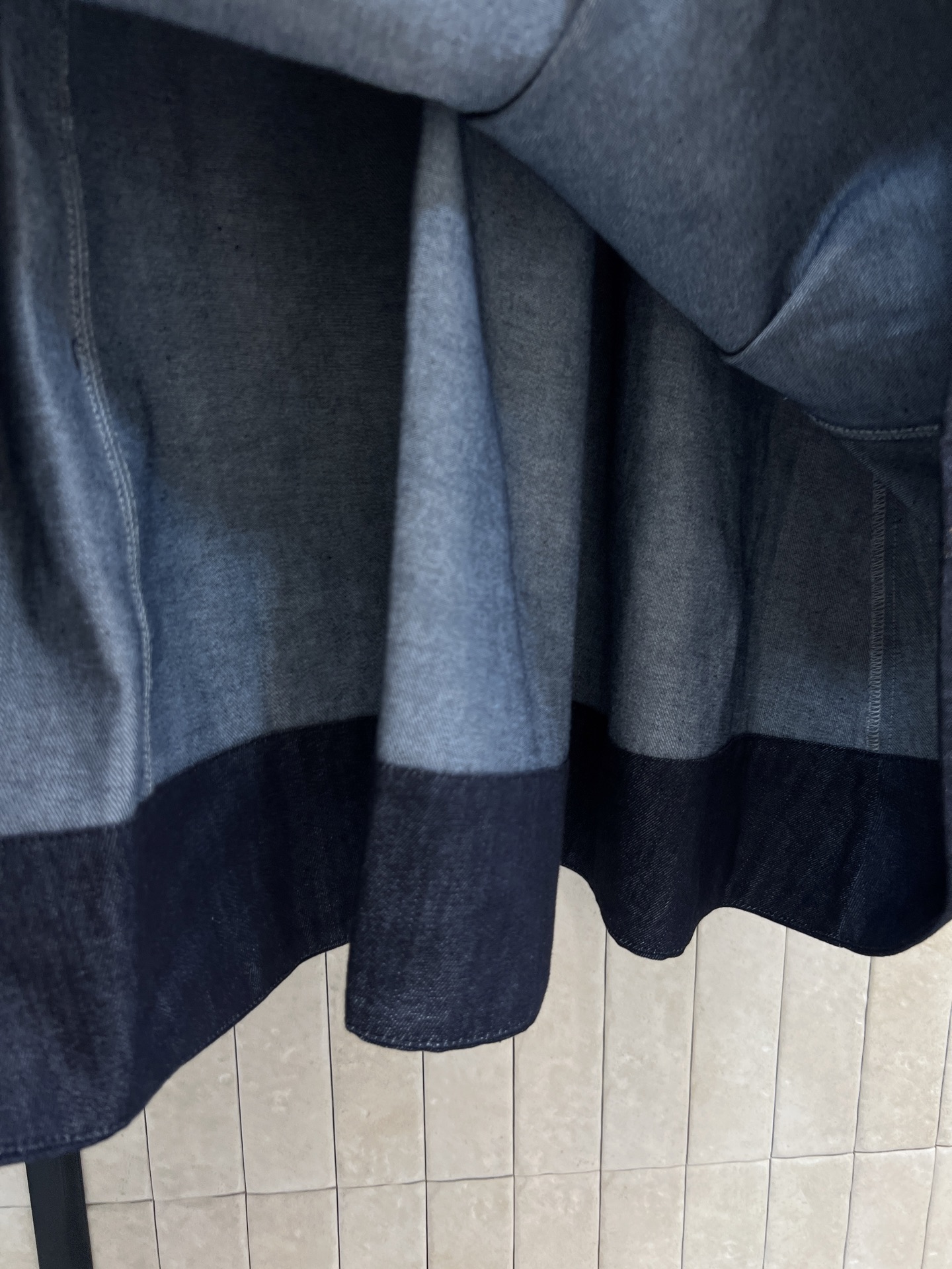 BC家 26春夏新款 V领牛仔连衣裙 无袖设计清爽利落 收腰剪裁+金属扣腰带 修饰身形超显瘦 挺括面料 