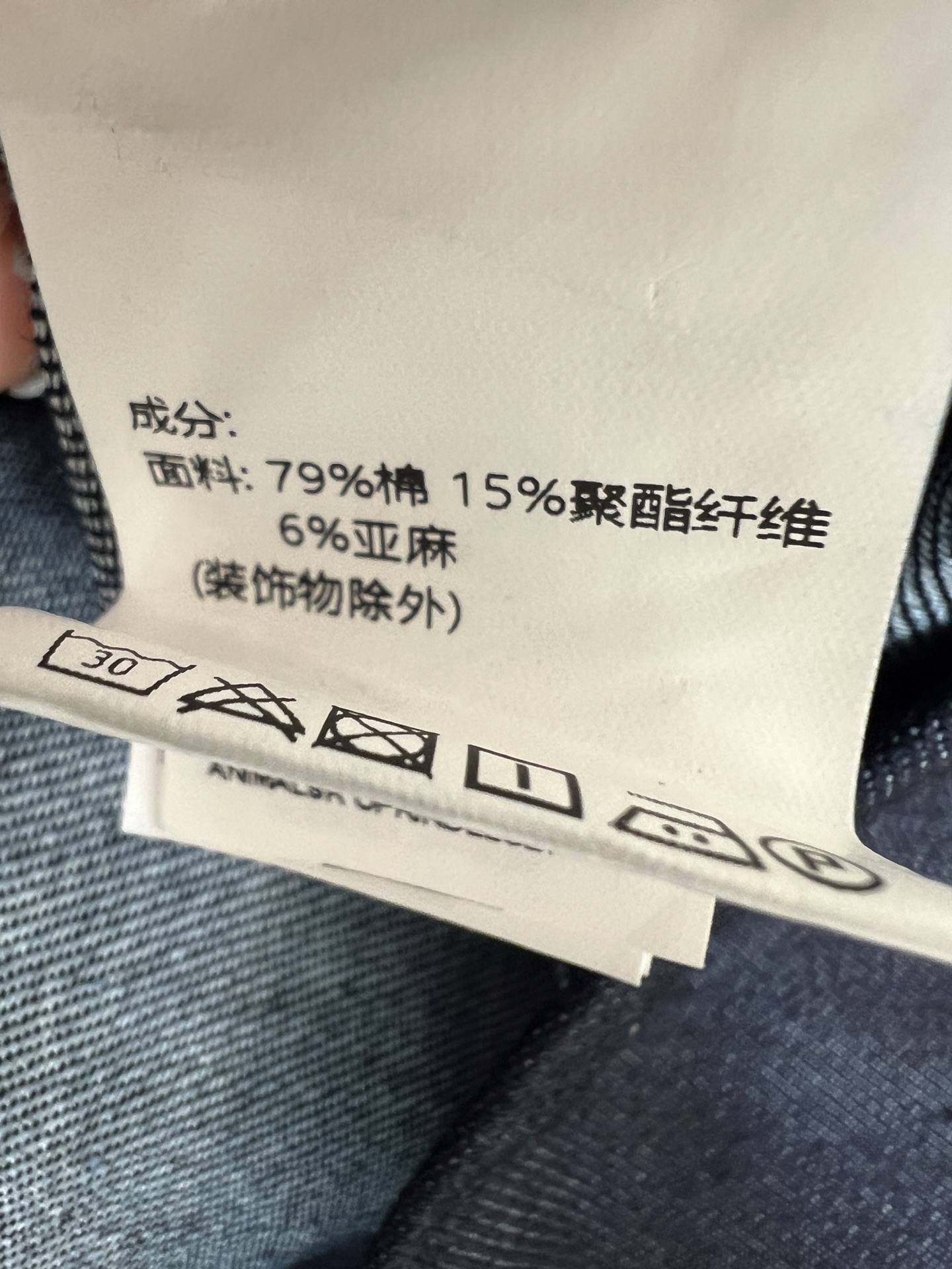 BC家 26春夏新款 V领牛仔连衣裙 无袖设计清爽利落 收腰剪裁+金属扣腰带 修饰身形超显瘦 挺括面料 